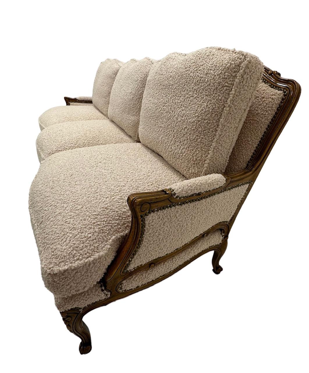  Sofa im Louis-XV-Stil aus weißem italienischem Bouclé  (Frühes 20. Jahrhundert) im Angebot
