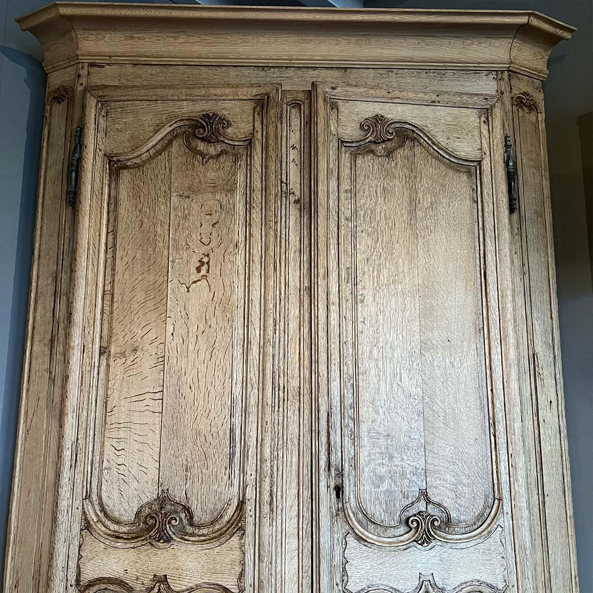 Francese Armadietto angolare in stile Luigi XV scrostato di Oak in vendita