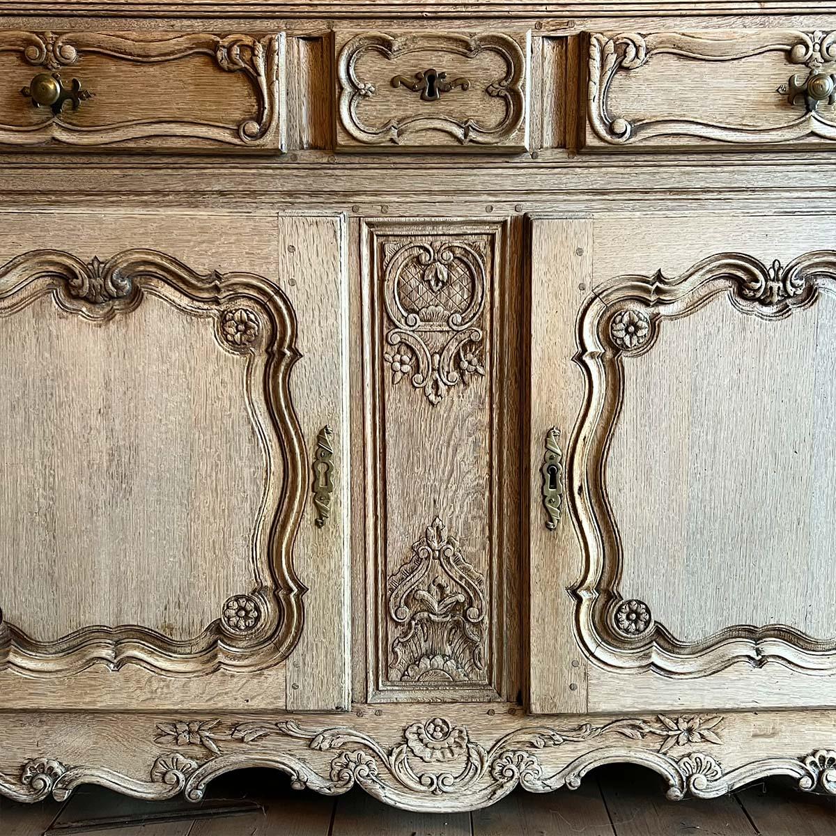 Louis XV style stripped oak Liège sideboard In Good Condition For Sale In TOURCOING, FR