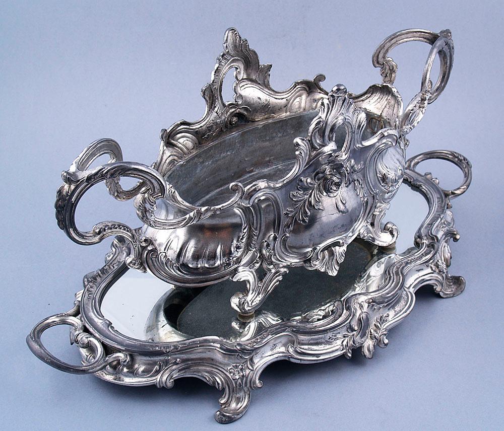 Louis XV style table centerpiece. A set of jardinière and a tray with a mirror, with a curved structure and curved shapes. Both elements are decorated with plant and flower blossoms, with decorative rocailla elements. Jardinière with double handles