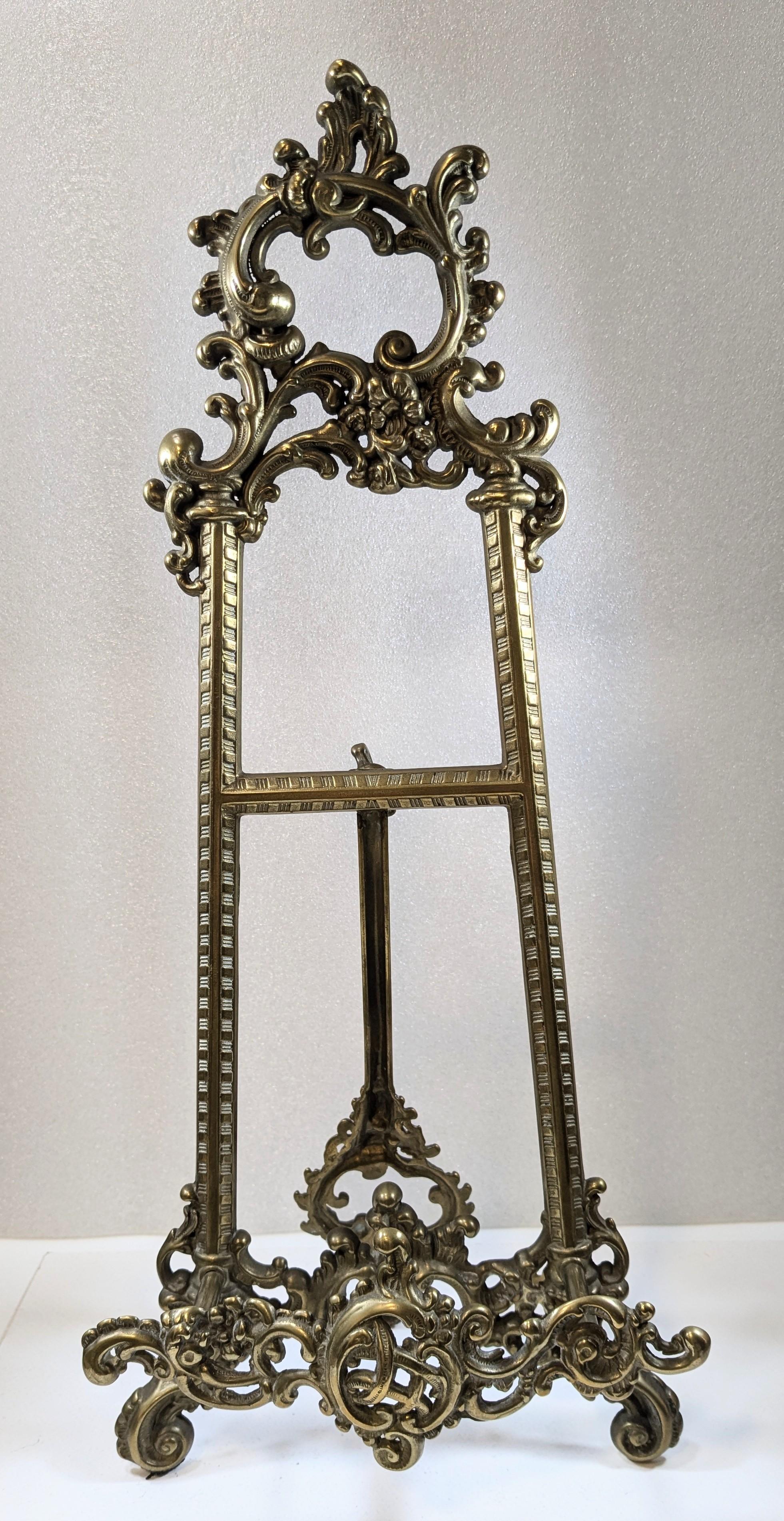 Louis XV Style Table Easel made of Embossed Bronze.
Large Louis XV style easel, made of gilded bronze, openwork and embossed with scrolls and floral motifs.
Ideal for displaying small and medium-sized works of art
Measures: 41cm x 20cm x 14 cm.
