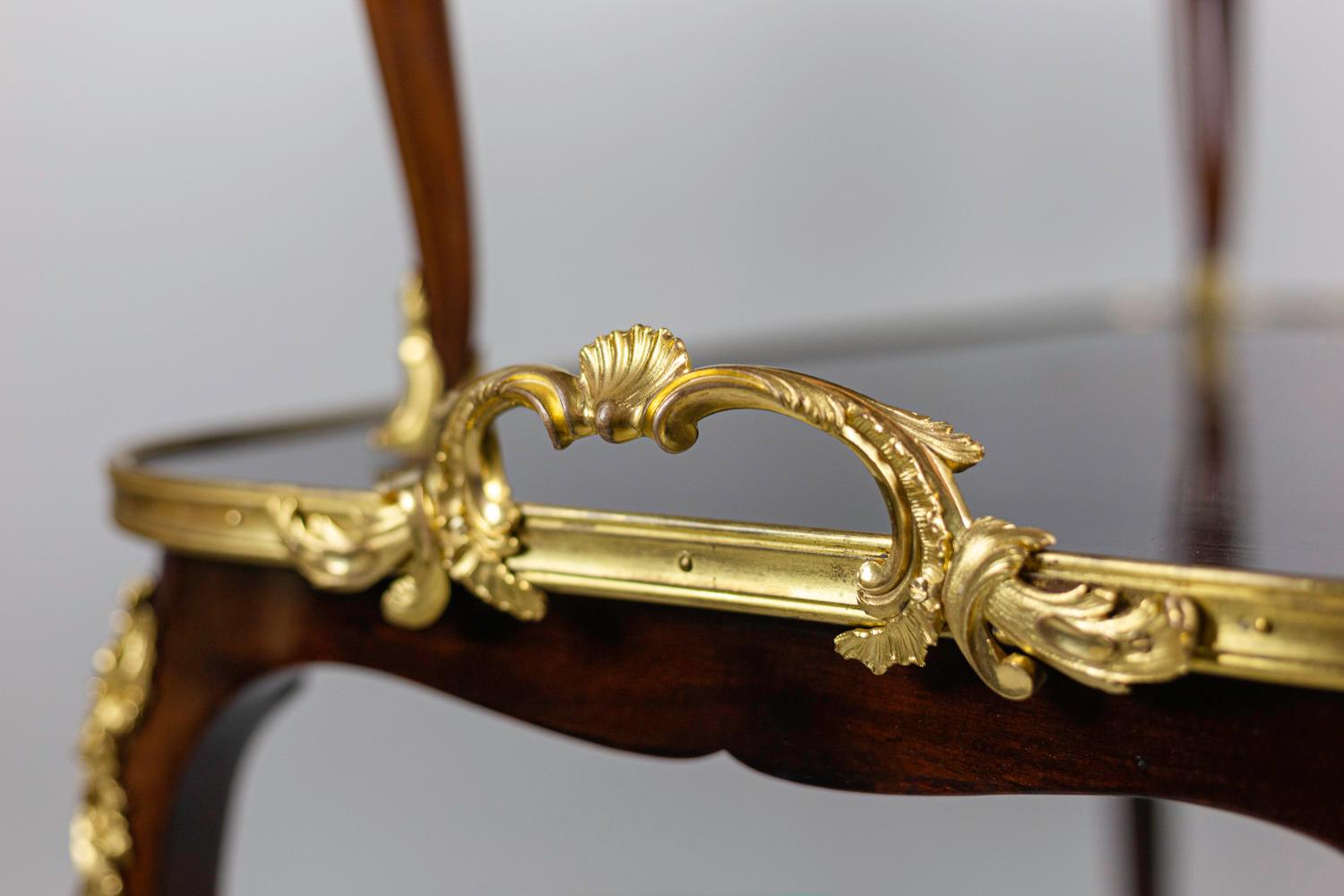 Teetisch im Stil Louis XV aus Mahagoni mit zwei Tabletts:: um 1900 im Angebot 4