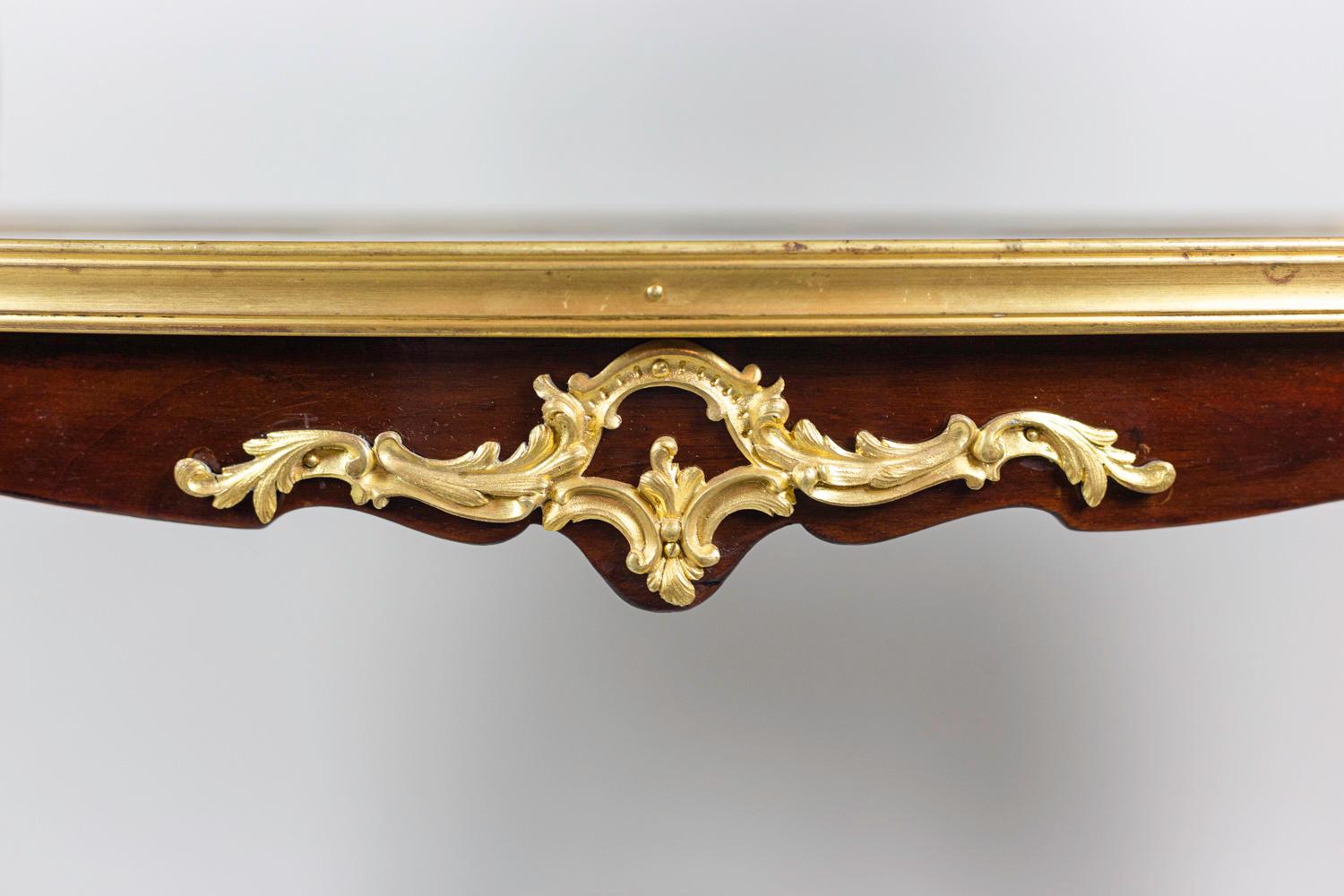 Teetisch im Stil Louis XV aus Mahagoni mit zwei Tabletts:: um 1900 (Frühes 20. Jahrhundert) im Angebot