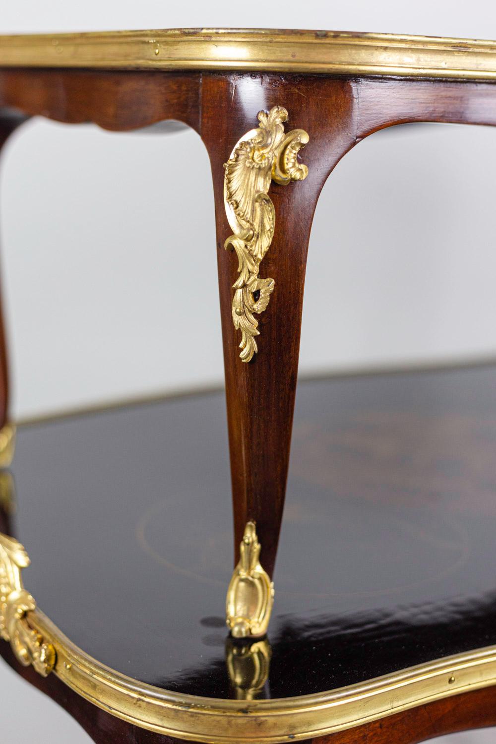 Teetisch im Stil Louis XV aus Mahagoni mit zwei Tabletts:: um 1900 im Angebot 3