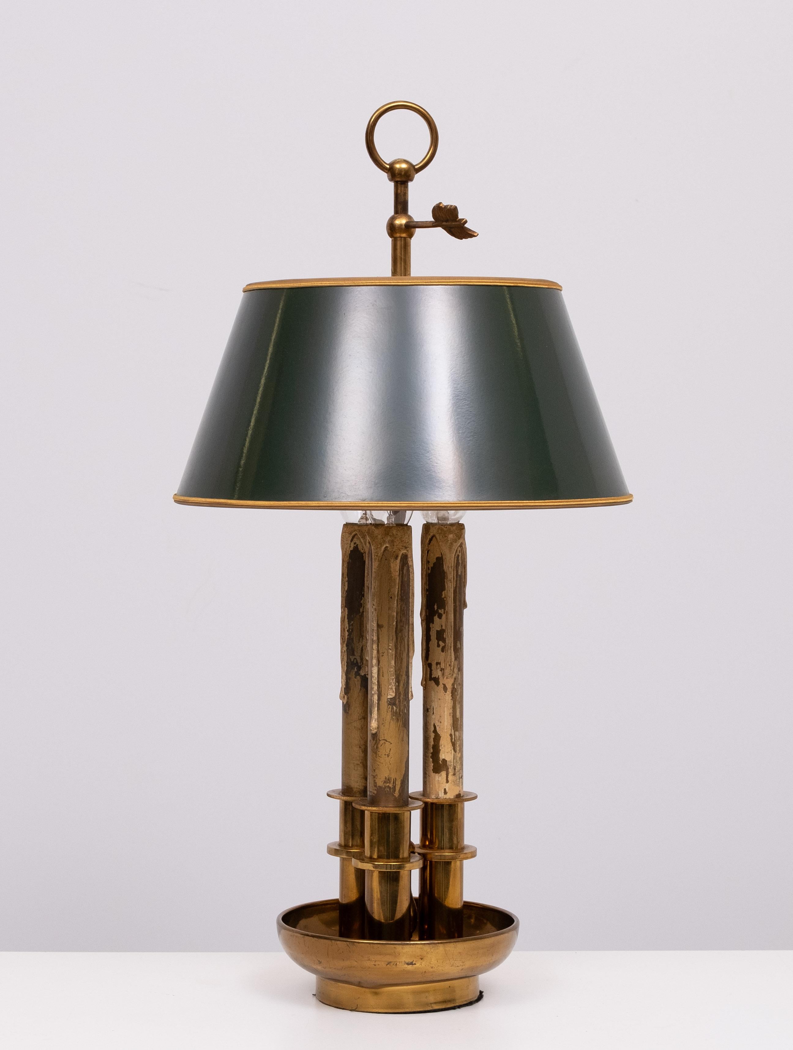 Lámpara de mesa bouillotte de estilo Luis XV con Tres candelabros, , un tejido verde  sombra, regulable en altura . Lámpara de muy buena calidad . 
latón macizo .  tan elegante en tu Escritorio . 