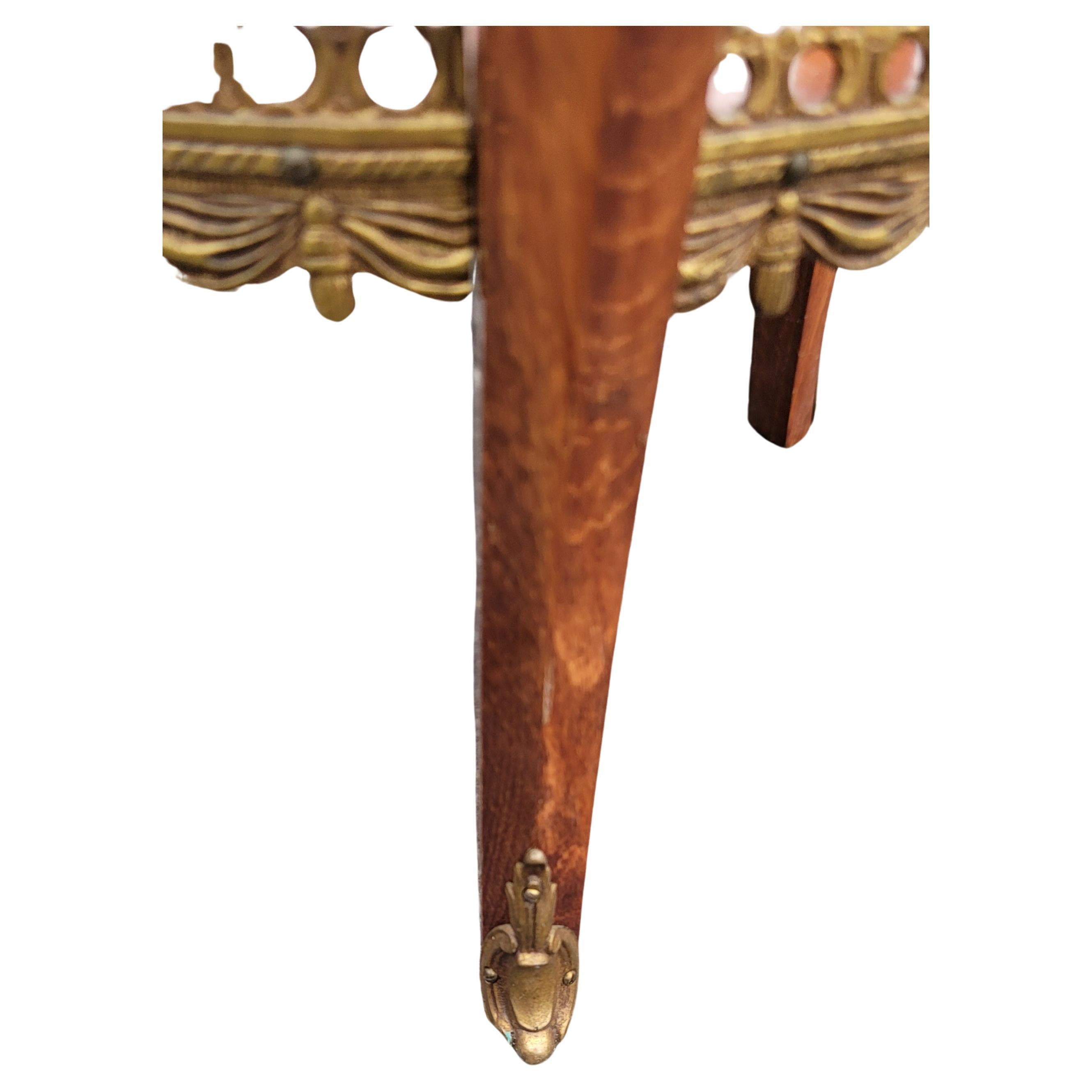 Tavolino con piano in marmo intarsiato in stile Luigi XV con galleria in bronzo ormeggiato in vendita 3
