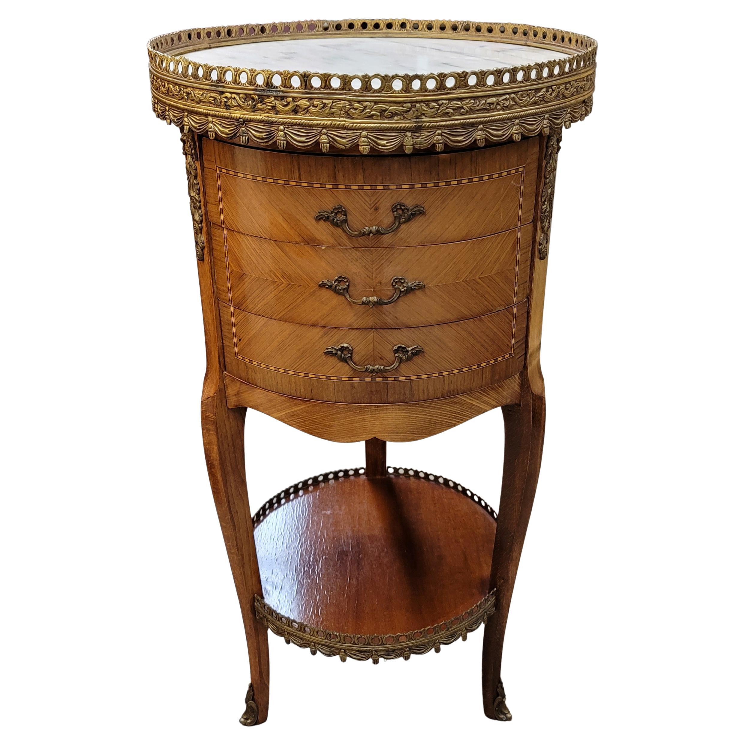 Tavolino con piano in marmo intarsiato in stile Luigi XV con galleria in bronzo ormeggiato in vendita