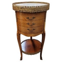 Table d'appoint de style Louis XV à plateau en marbre et marqueterie avec galerie en bronze doré