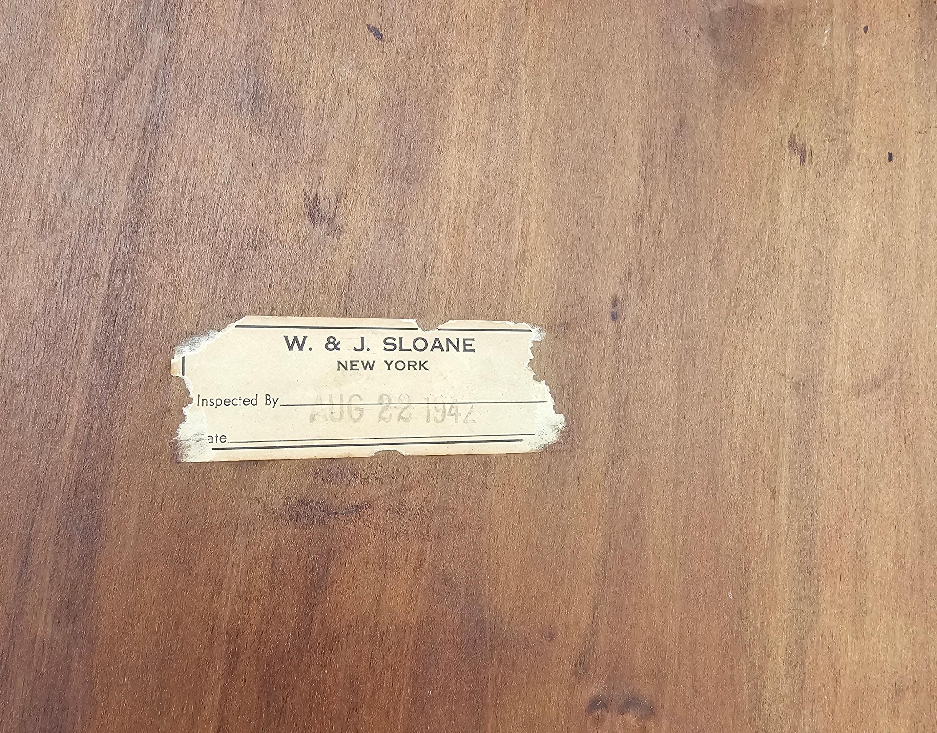 W & J Sloane Couchtisch aus Nussbaumholz mit Ledereinlageplatte im Louis XV.-Stil von W & J. Sloane (20. Jahrhundert) im Angebot