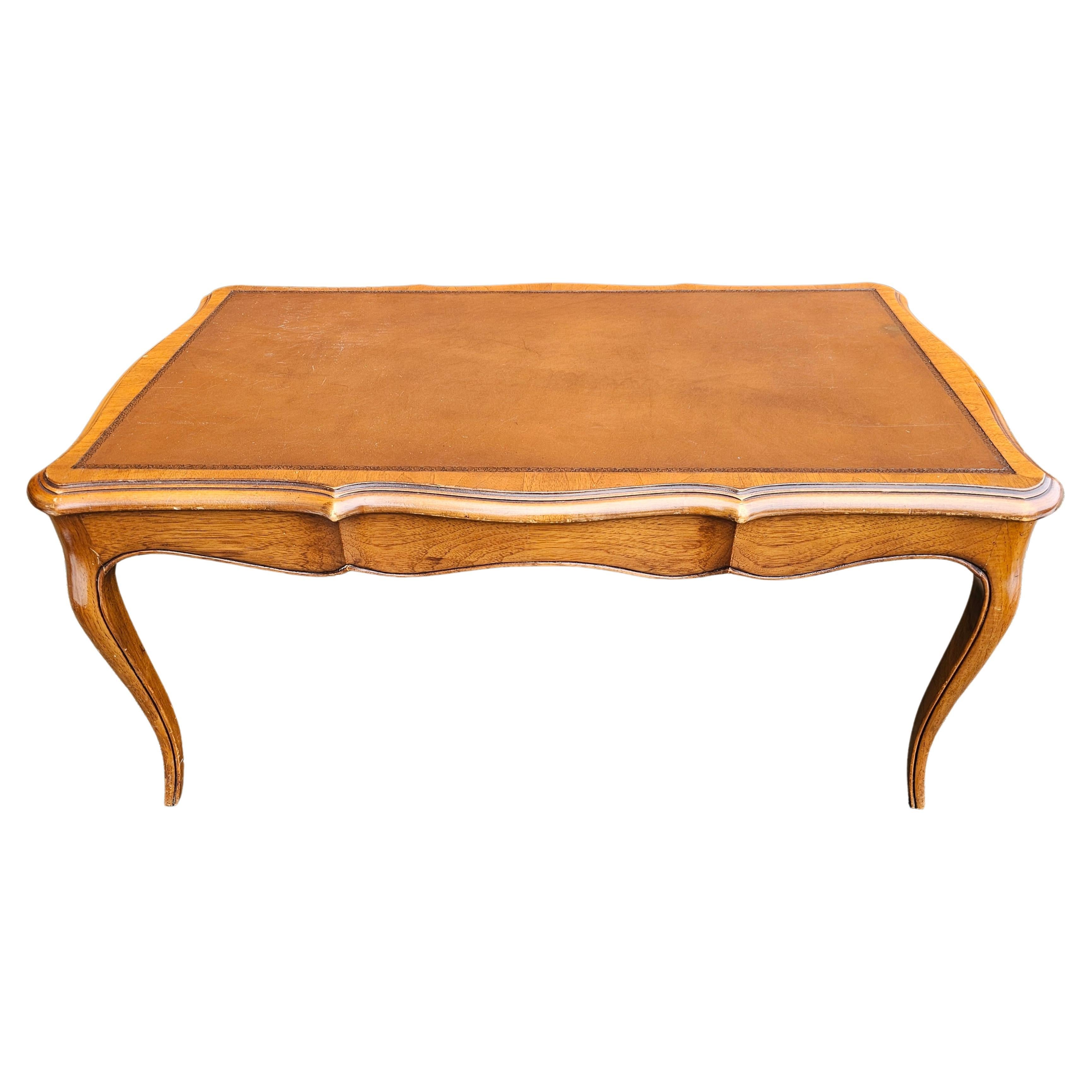 Table à café en noyer de style Louis XV avec plateau en cuir toilé W & J Sloan