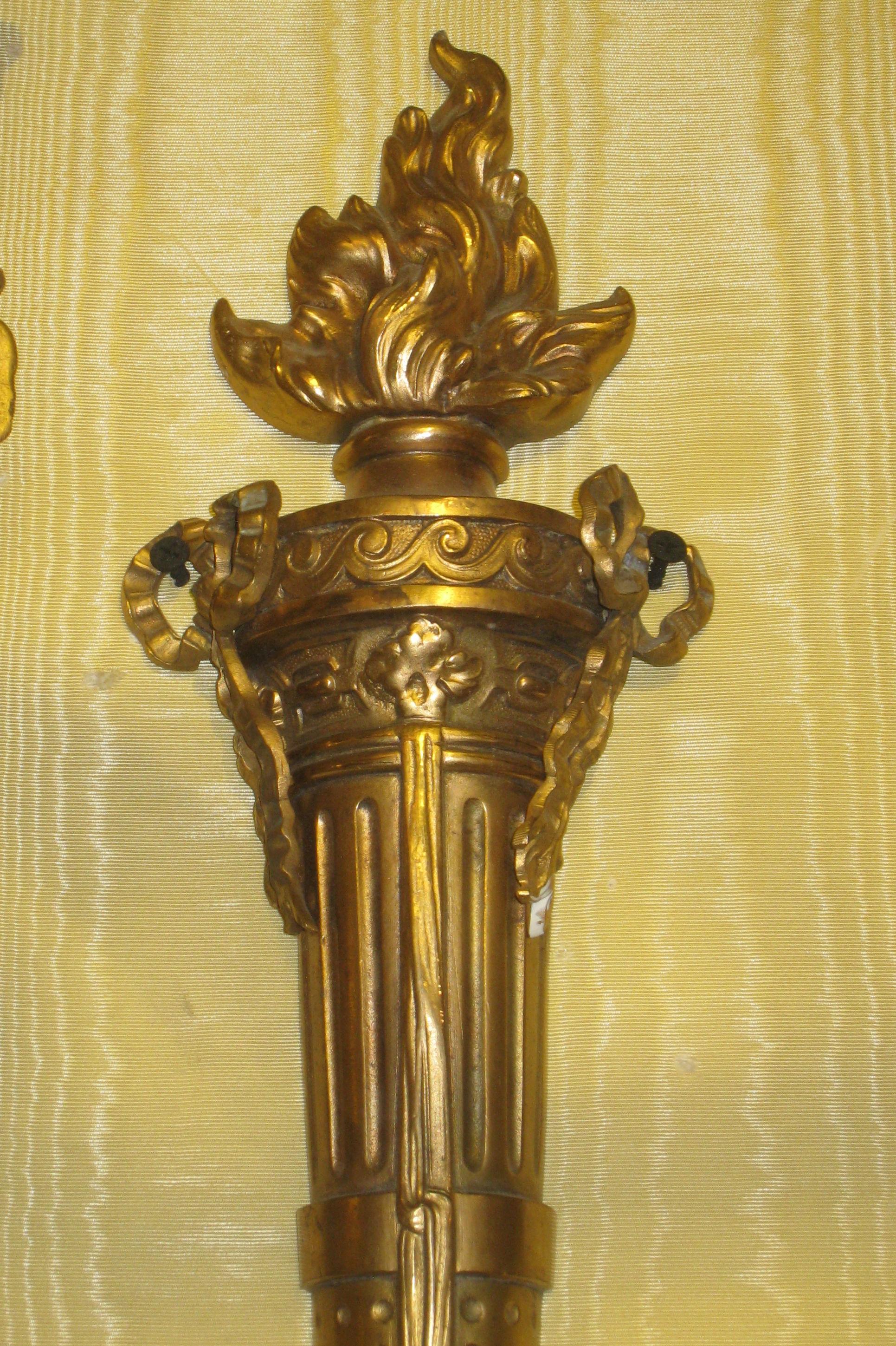 Louis XV Stil Fackel Form Zwei-Licht-Konsolen (Vergoldet) im Angebot