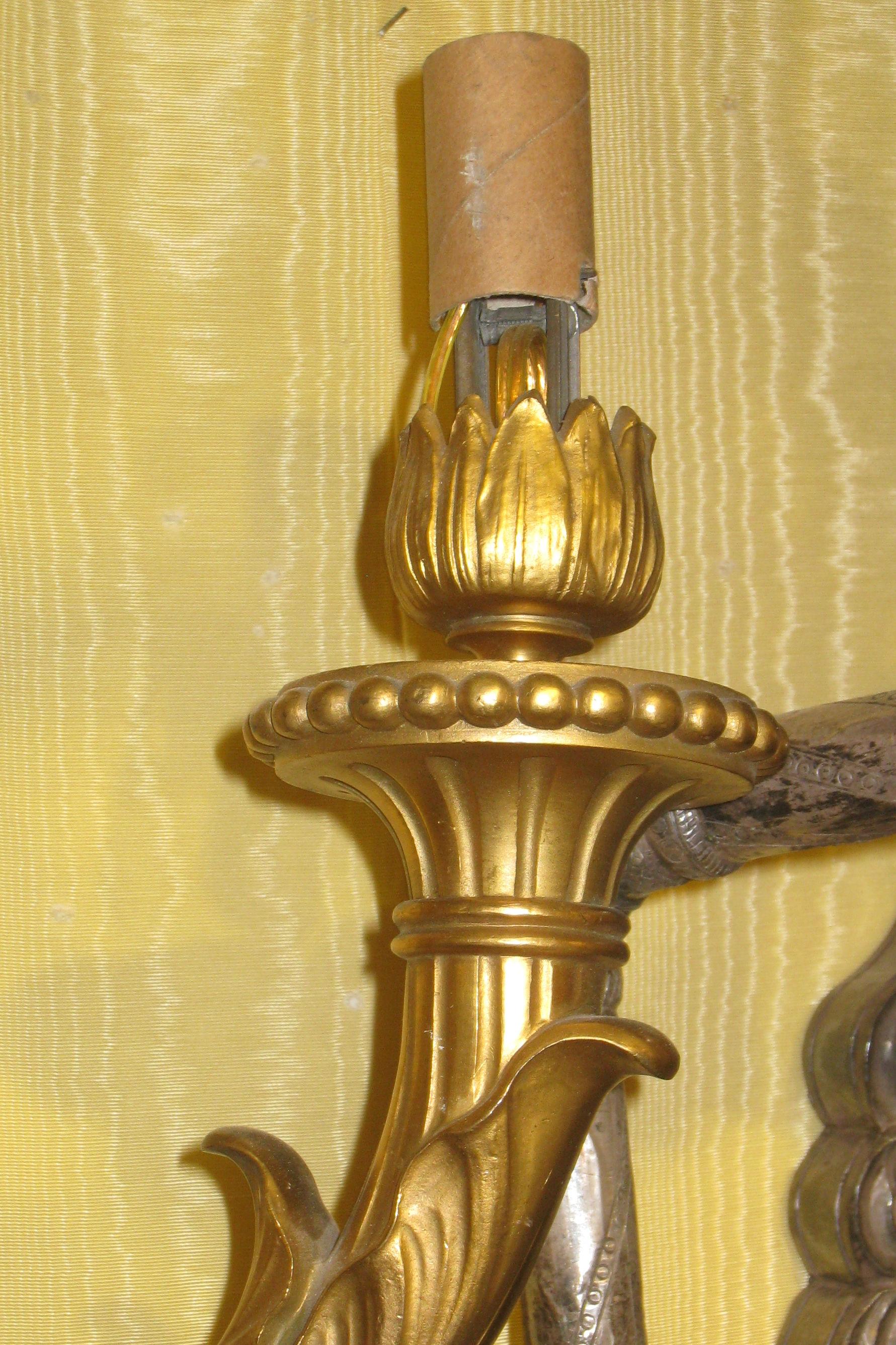 Louis XV Stil Fackel Form Zwei-Licht-Konsolen im Zustand „Gut“ im Angebot in New York, NY