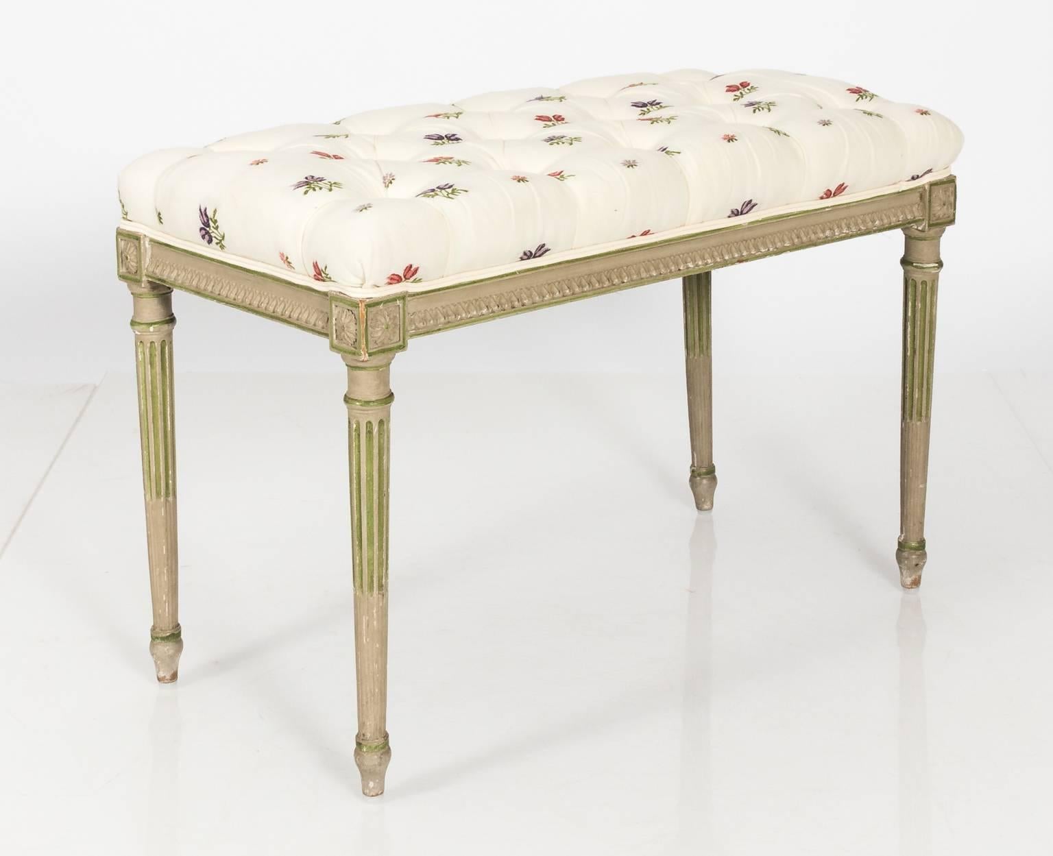 Grey painted French Louis XV style tufted bench in newly upholstered floral cream upholstery, circa late 19th century.