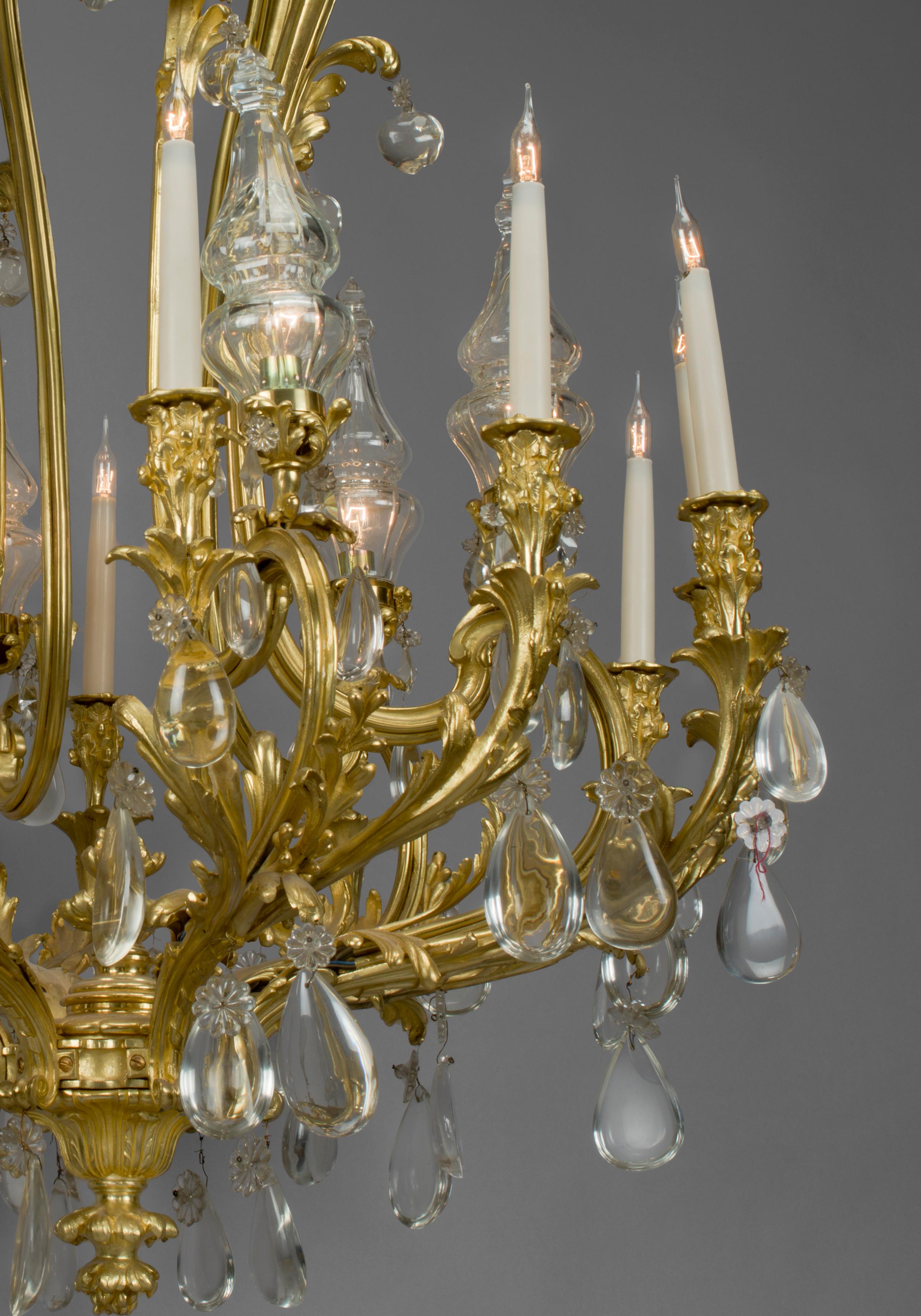 Kronleuchter im Louis XV-Stil mit zwölf Lichtern aus Bergkristall und vergoldeter Bronze, um 1850 (Louis XV.) im Angebot