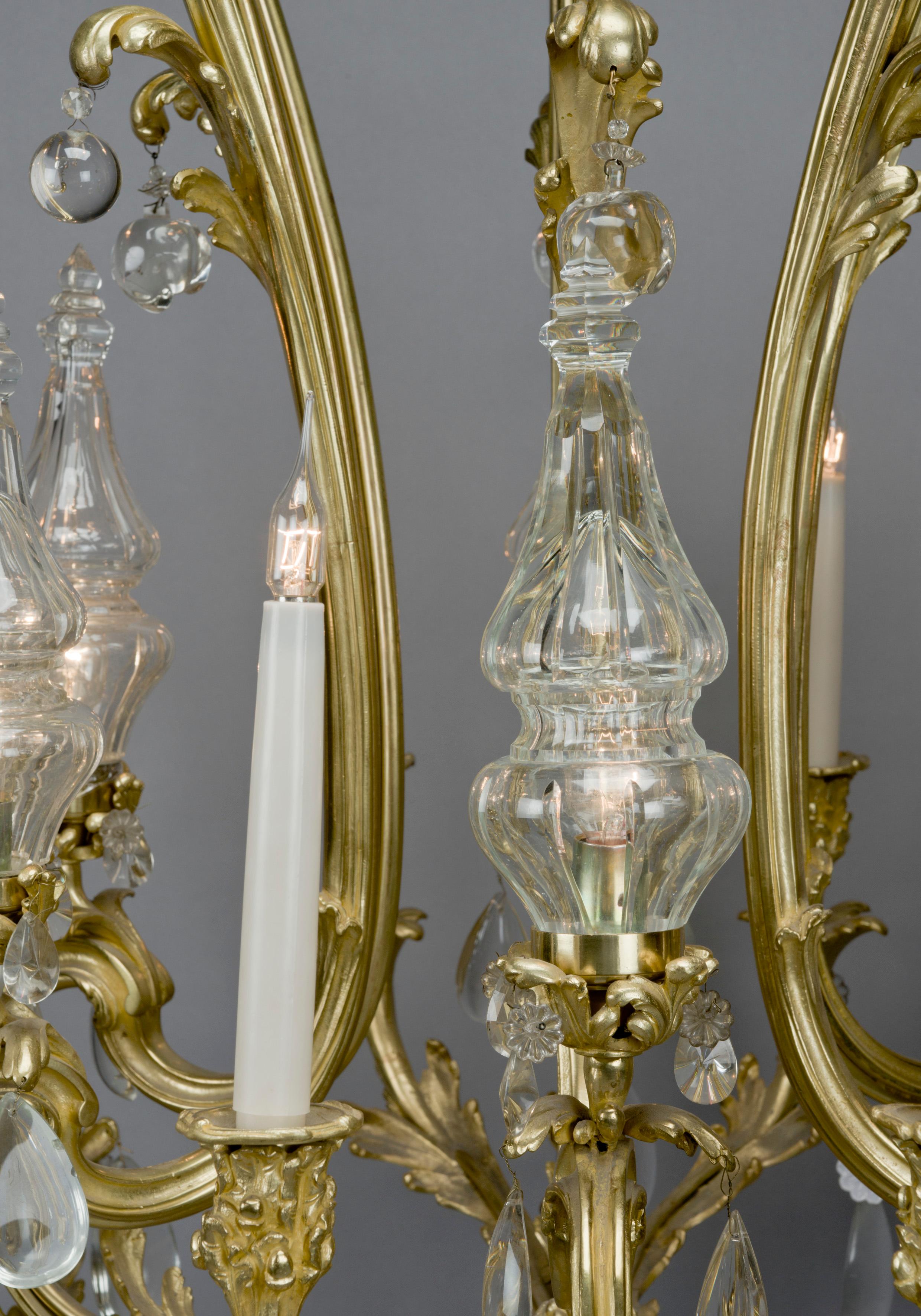 Lampadario a dodici luci in cristallo di rocca e bronzo dorato in stile Luigi XV, circa 1850 In condizioni buone in vendita a Brighton, West Sussex