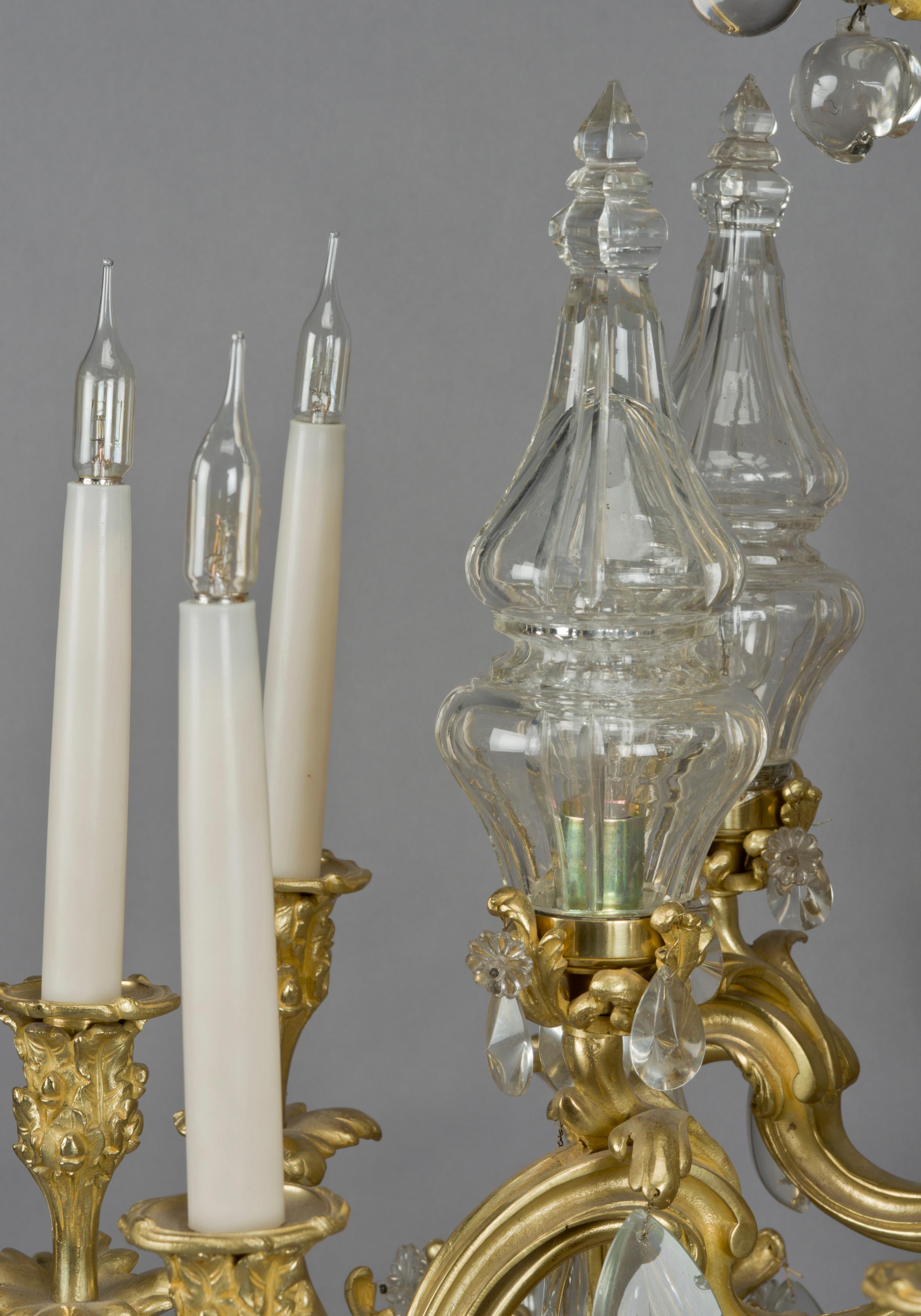 XIX secolo Lampadario a dodici luci in cristallo di rocca e bronzo dorato in stile Luigi XV, circa 1850 in vendita