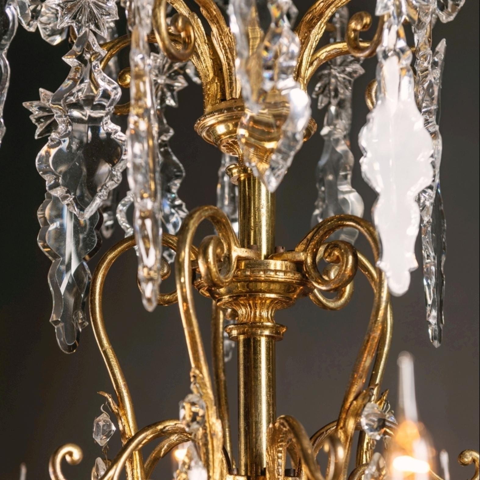 Verre taillé Lustre à vingt lumières de style Louis XV de Baccarat en vente