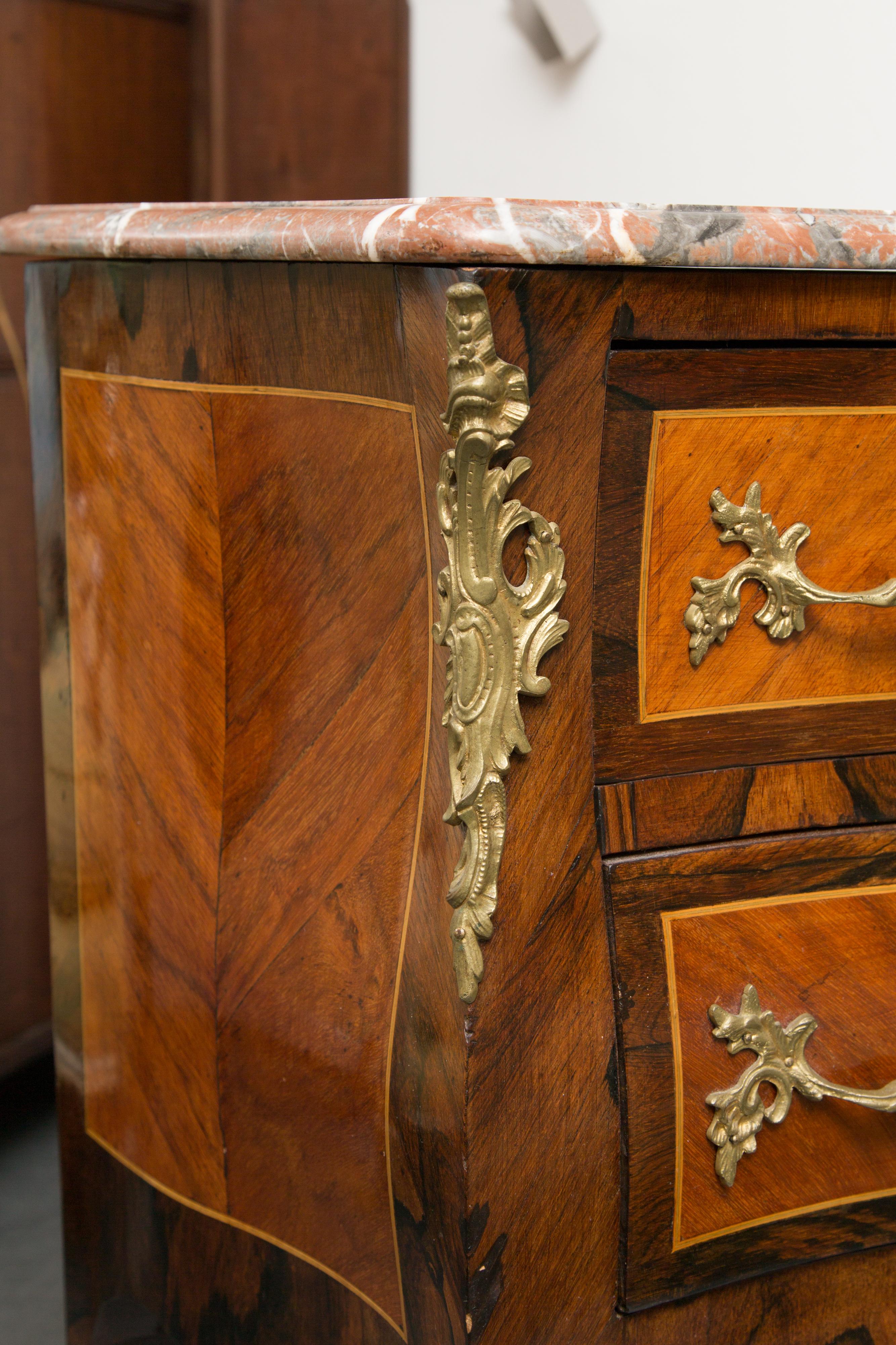 Commode à deux tiroirs de style Louis XV avec plateau en marbre, XXe siècle en vente 1