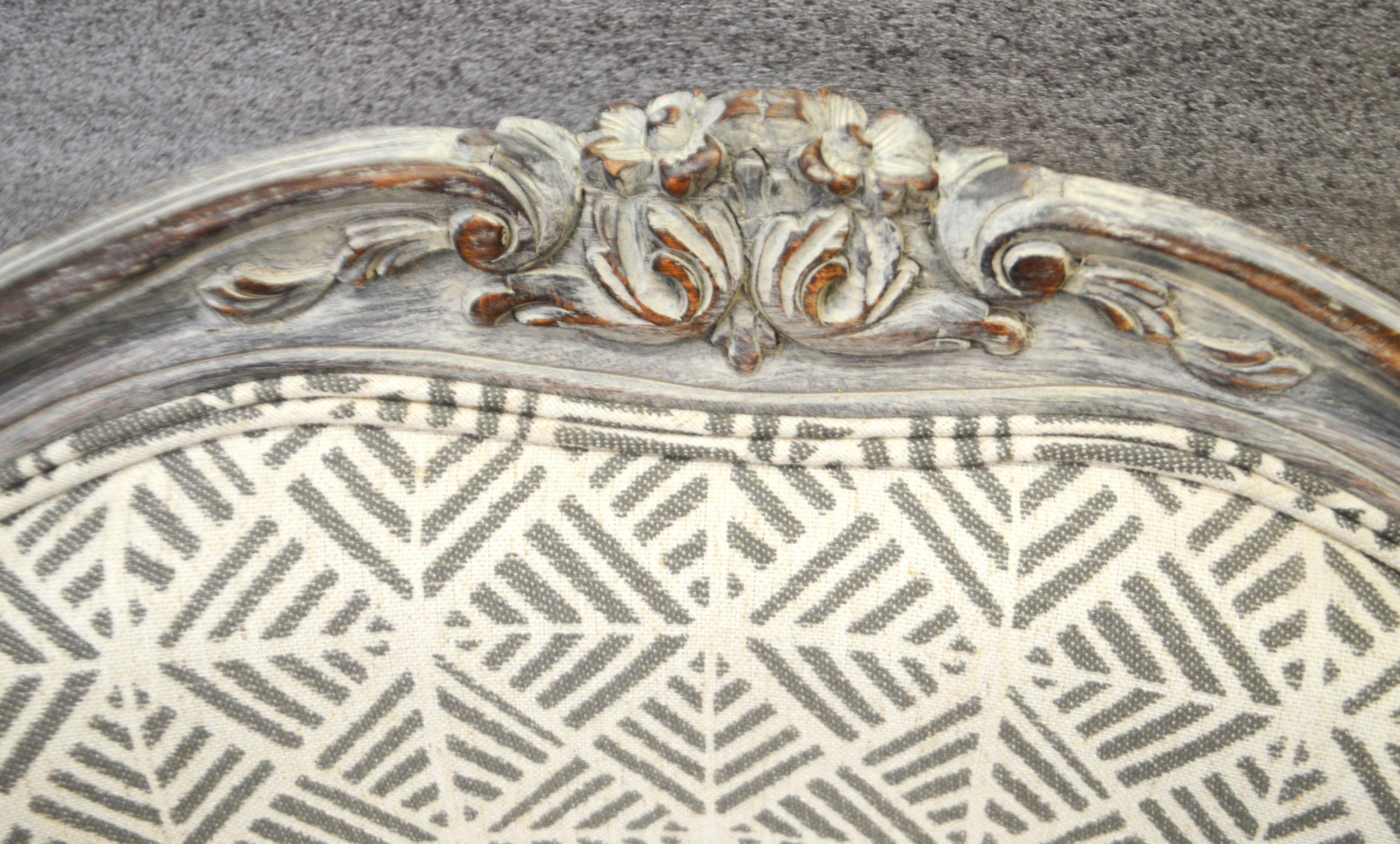 Louis XV Stil gepolstert grau Eingang gemalt Bank mit Rückenlehne, handgeschnitzt. (21. Jahrhundert und zeitgenössisch) im Angebot