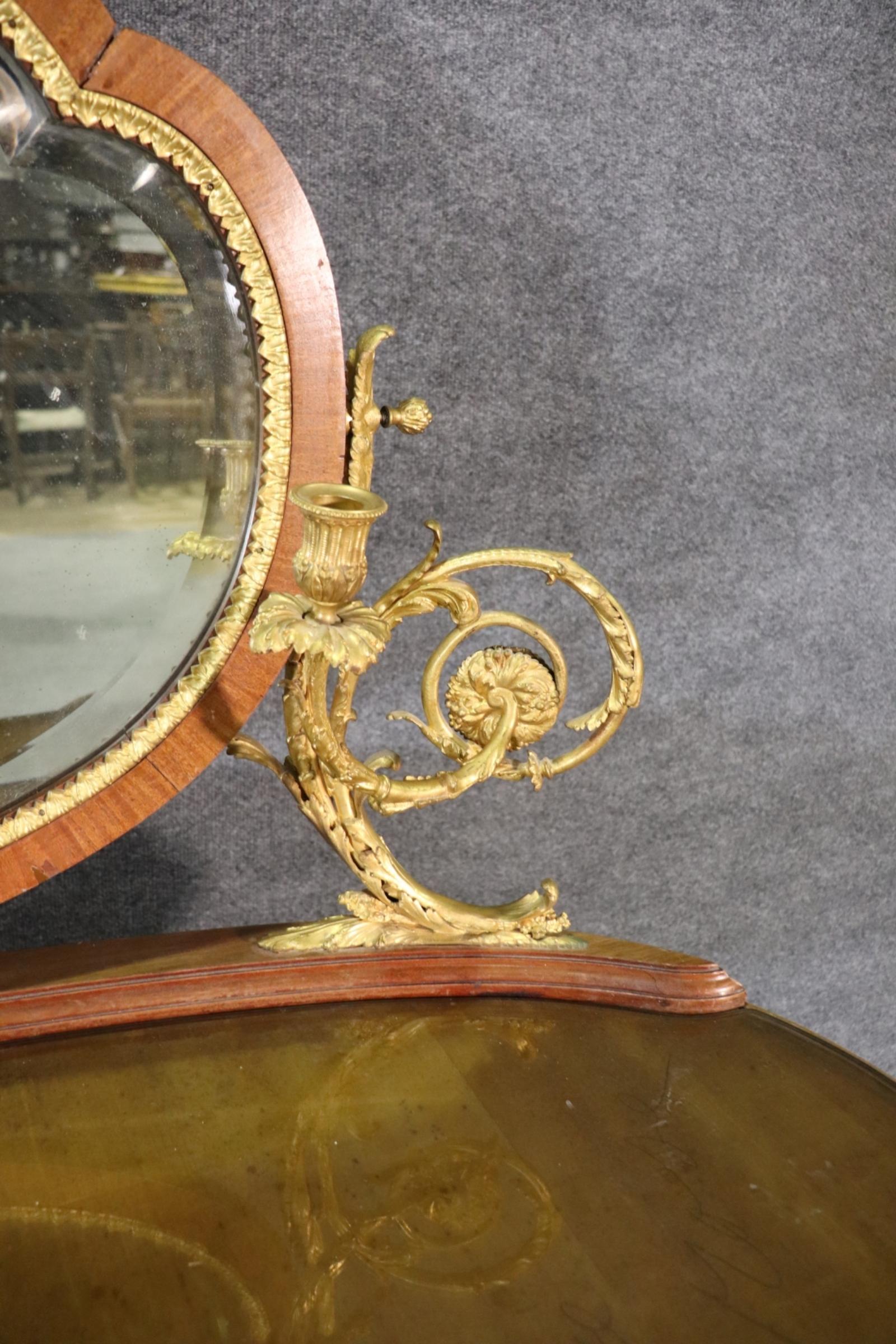 Louis  Meuble-lavabo de style XV avec miroir en bronze  & Frame Manner Maison Forest Bon état - En vente à Swedesboro, NJ