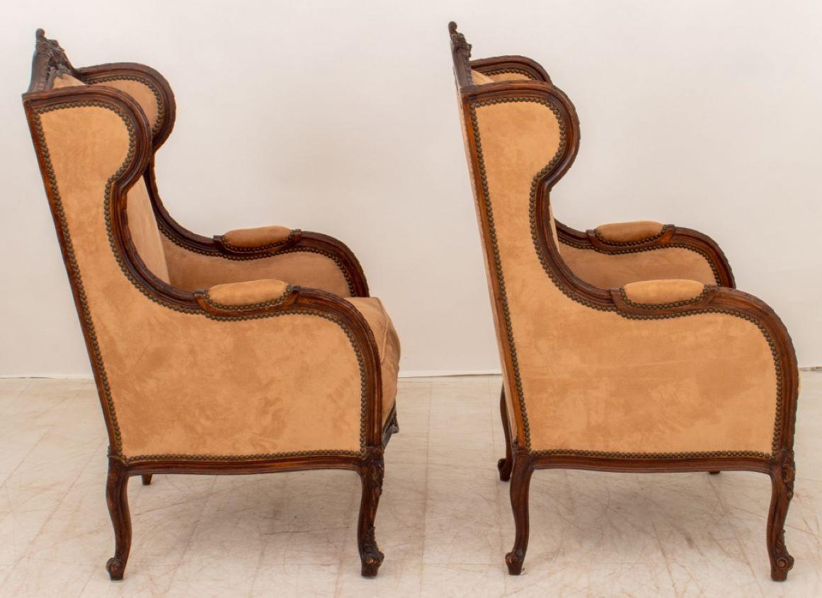 Paire de Bergeres recouvertes de velours de style Louis XV Bon état - En vente à Astoria, NY