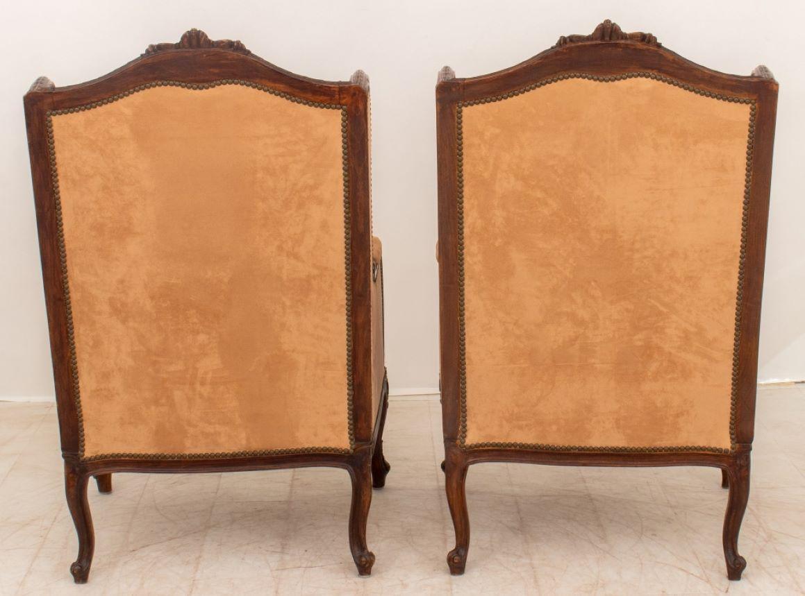 XIXe siècle Paire de Bergeres recouvertes de velours de style Louis XV en vente