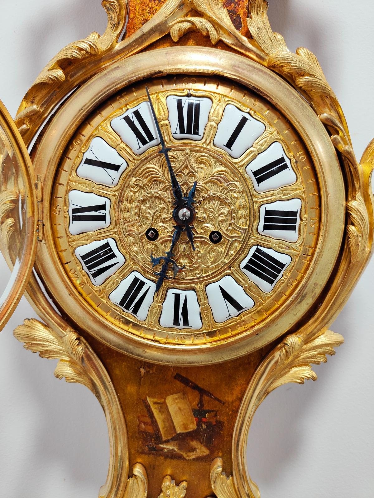 Cartel de style Louis XV Vernis martin Horloge et thermomètre, vers 1740
Un très beau et palatial  Pendule à cartel de style Louis XV du XVIIIe siècle, vernis Martin et bronze doré.  Surmonté d'ornements en bronze doré représentant des rinceaux, des