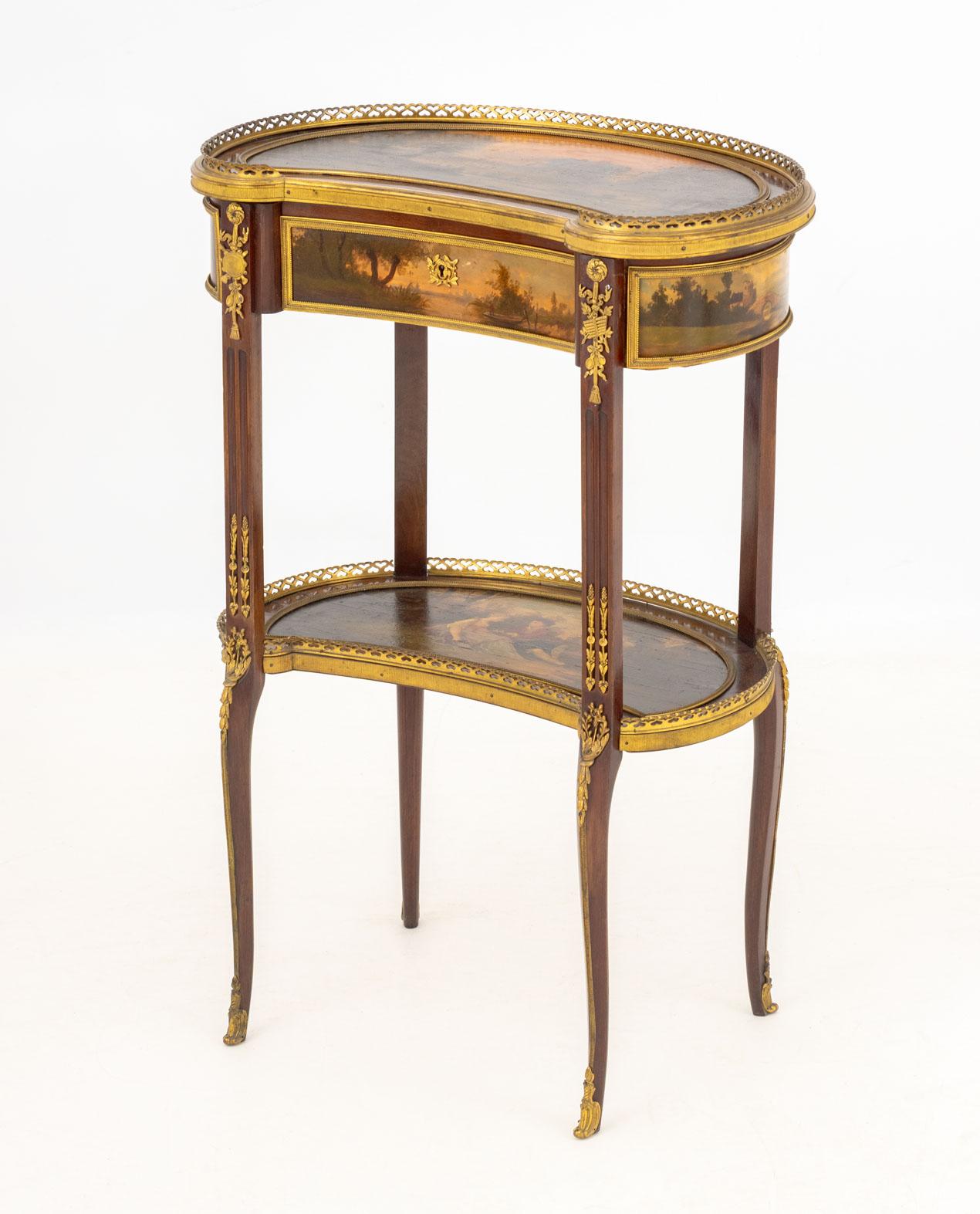 Mesa auxiliar estilo Louis XV de Vernis Martin, S. XIX, con forma de riñón y montada en ormolina, dos pisos con tableros de galerías pintados a mano, el inferior con escena figurada de cortejo y el superior un paisaje pastoral sobre un solo cajón.