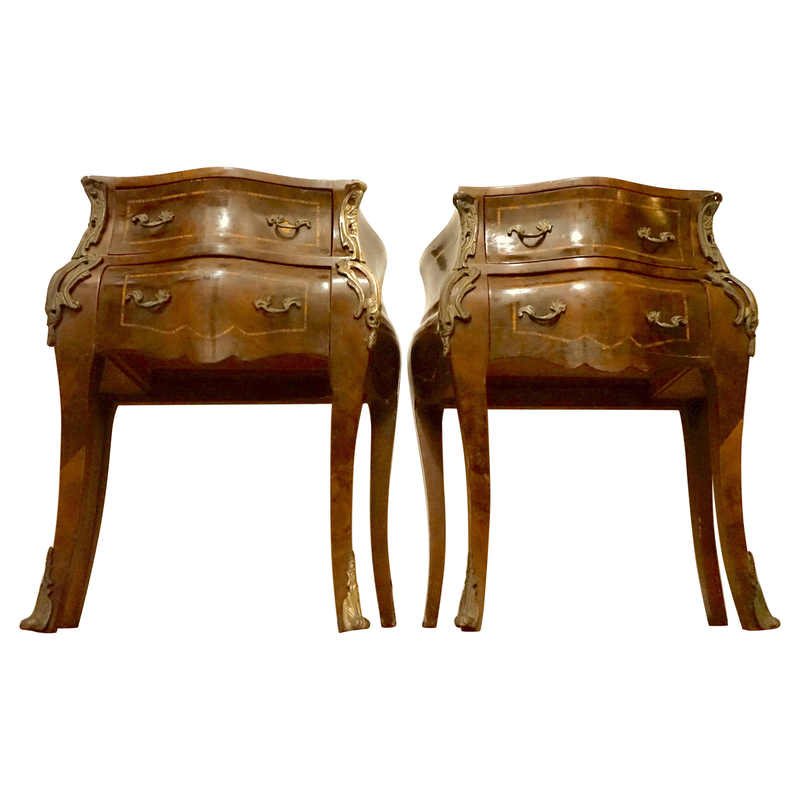 Paire de tables de nuit vintage de style Louis XV en parqueterie d'orfèvrerie des années 1950 en vente