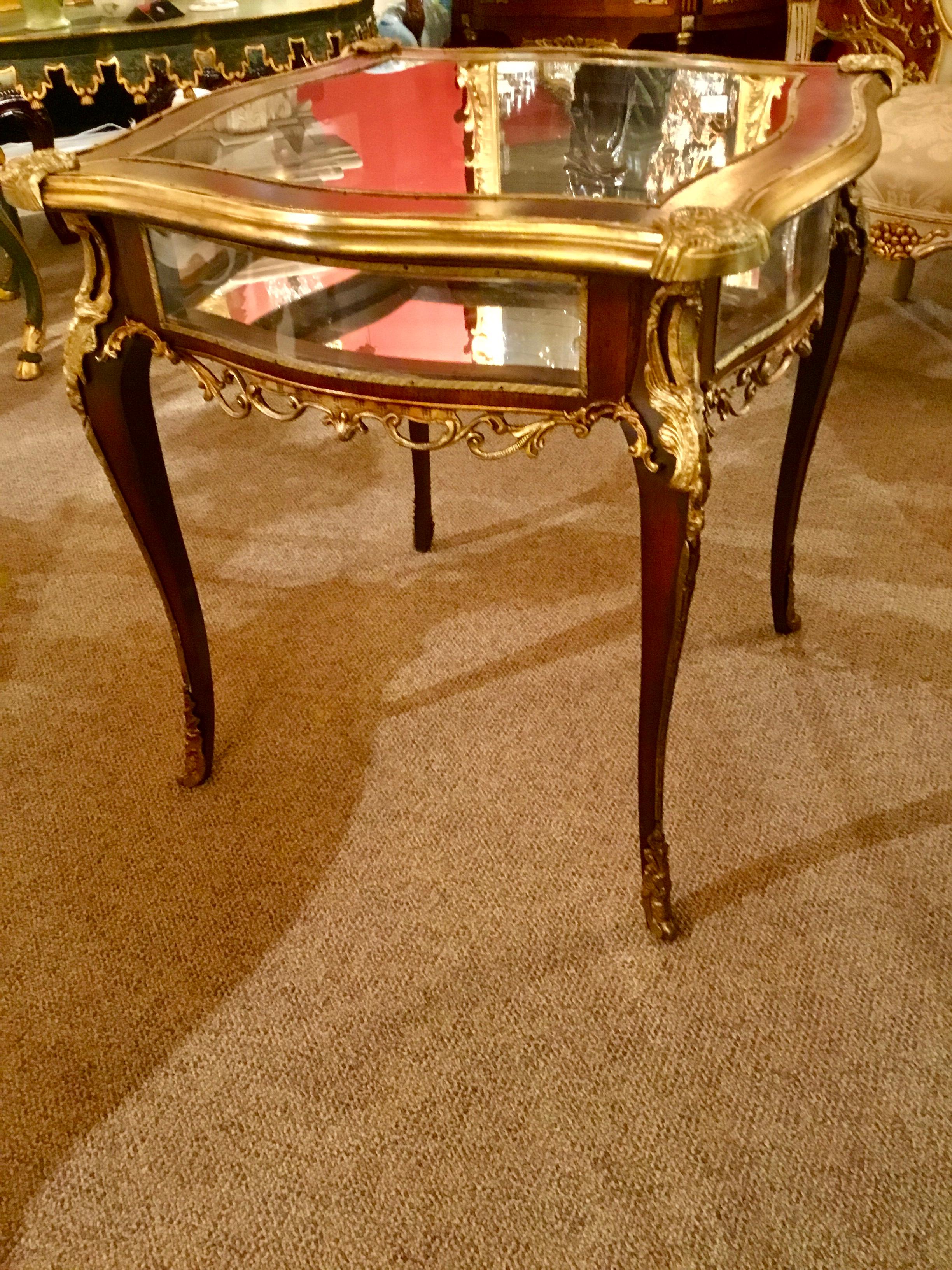 Vitrine/Display-Tisch im Stil von Louis XV. mit Beschlägen aus vergoldeter Bronze und Glasplatte im Angebot 4