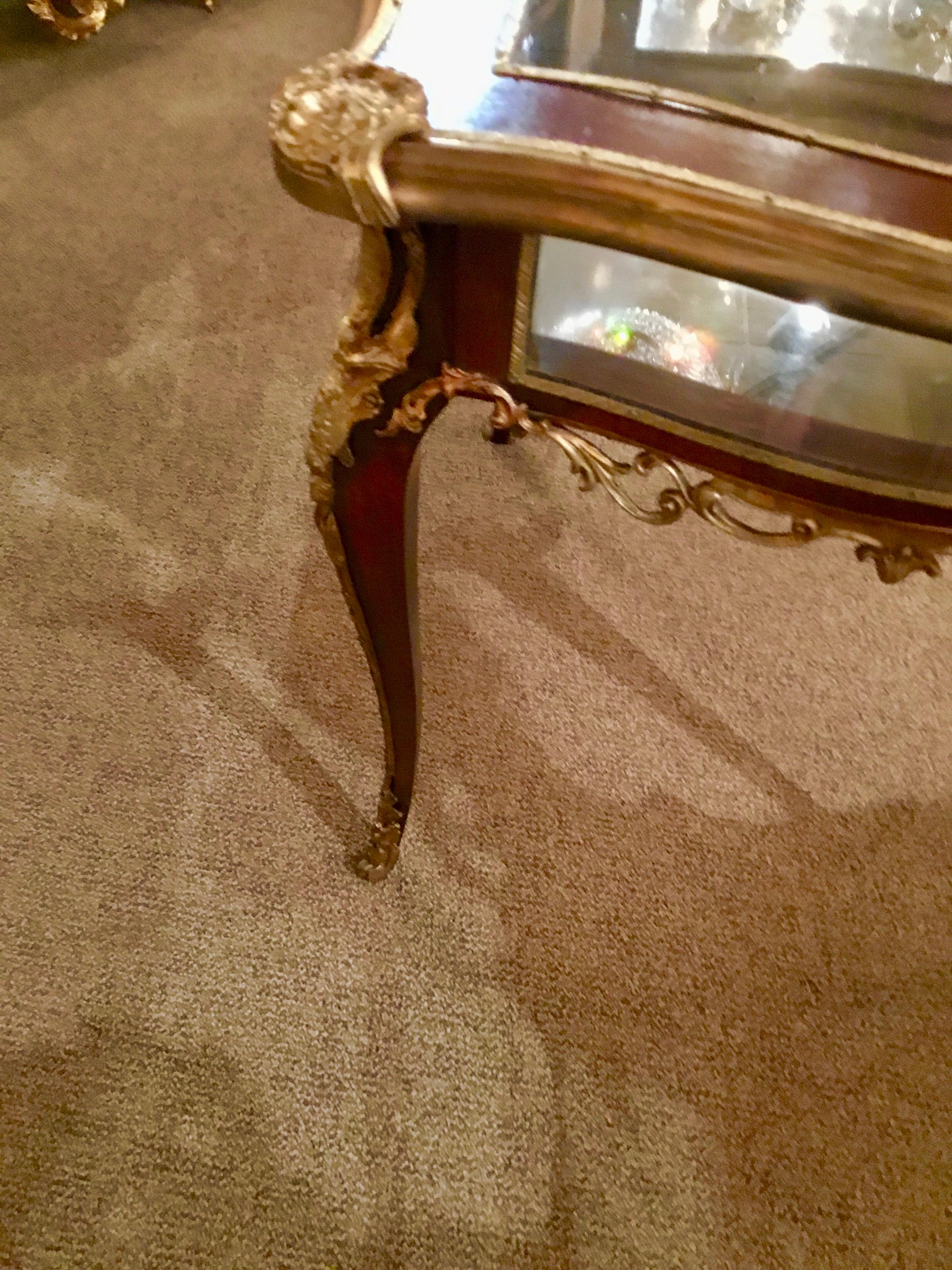 Vitrine/Display-Tisch im Stil von Louis XV. mit Beschlägen aus vergoldeter Bronze und Glasplatte (Französisch) im Angebot