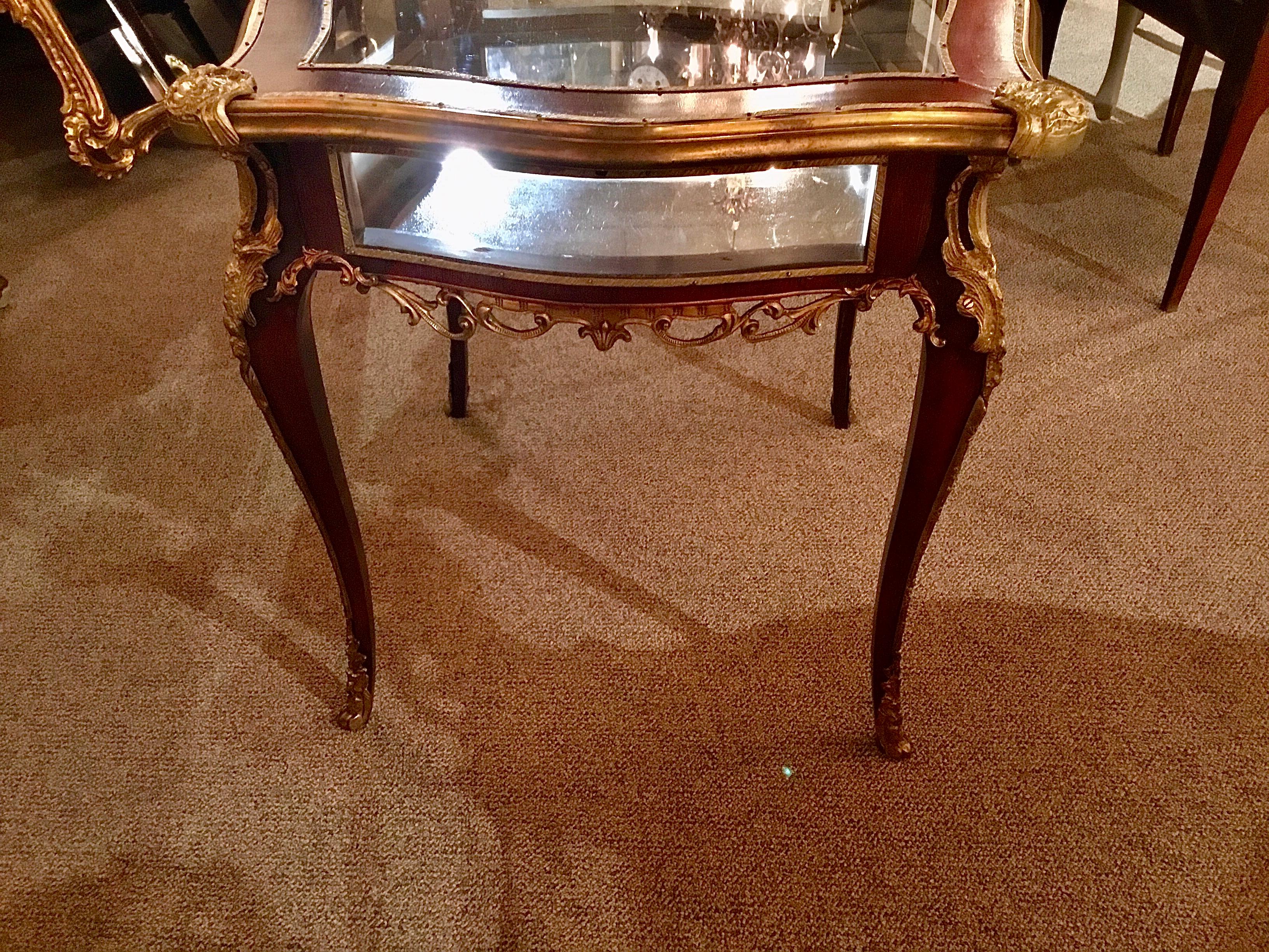 Vitrine/Display-Tisch im Stil von Louis XV. mit Beschlägen aus vergoldeter Bronze und Glasplatte im Zustand „Gut“ im Angebot in Houston, TX