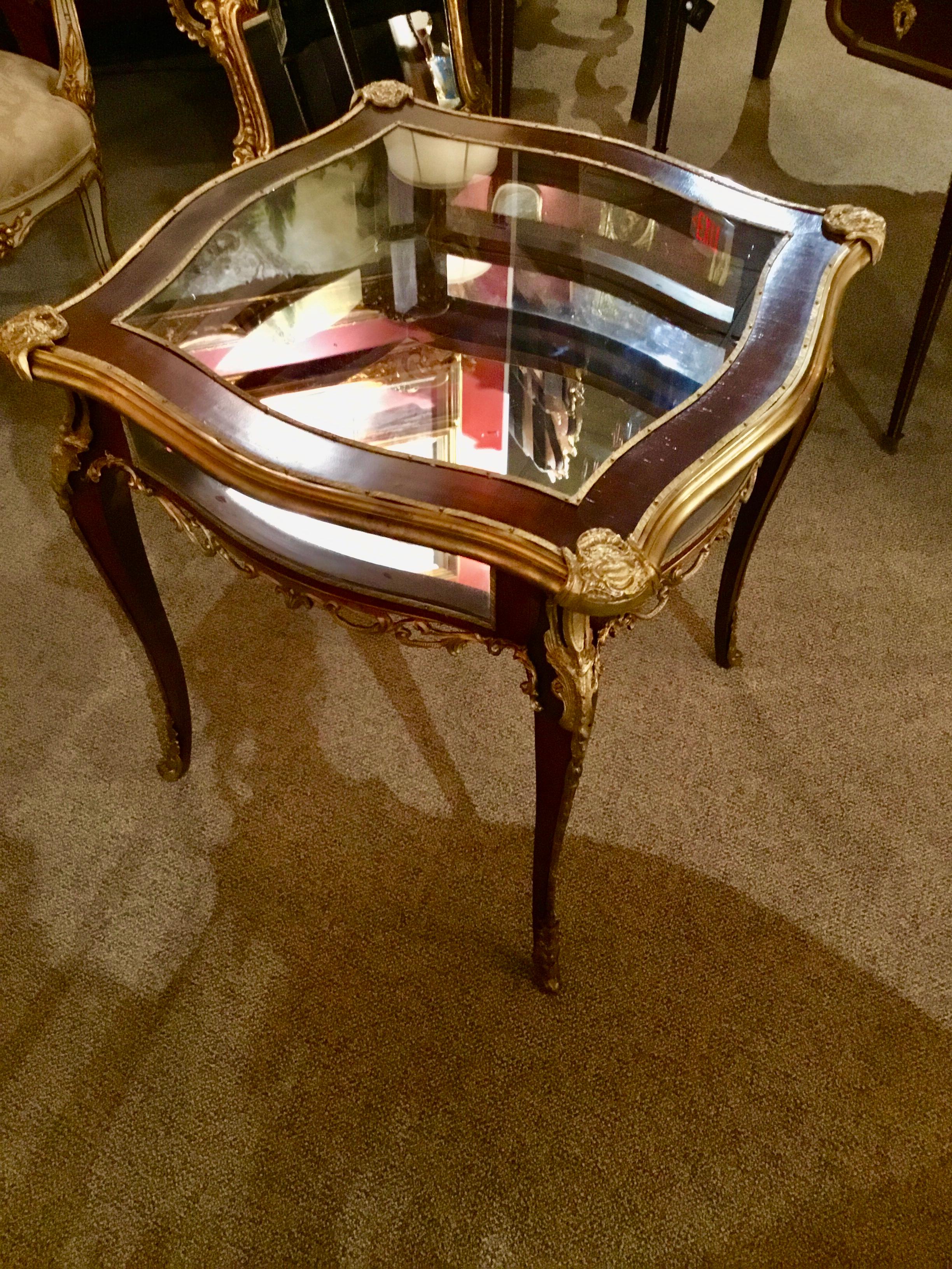 Vitrine/Display-Tisch im Stil von Louis XV. mit Beschlägen aus vergoldeter Bronze und Glasplatte (20. Jahrhundert) im Angebot