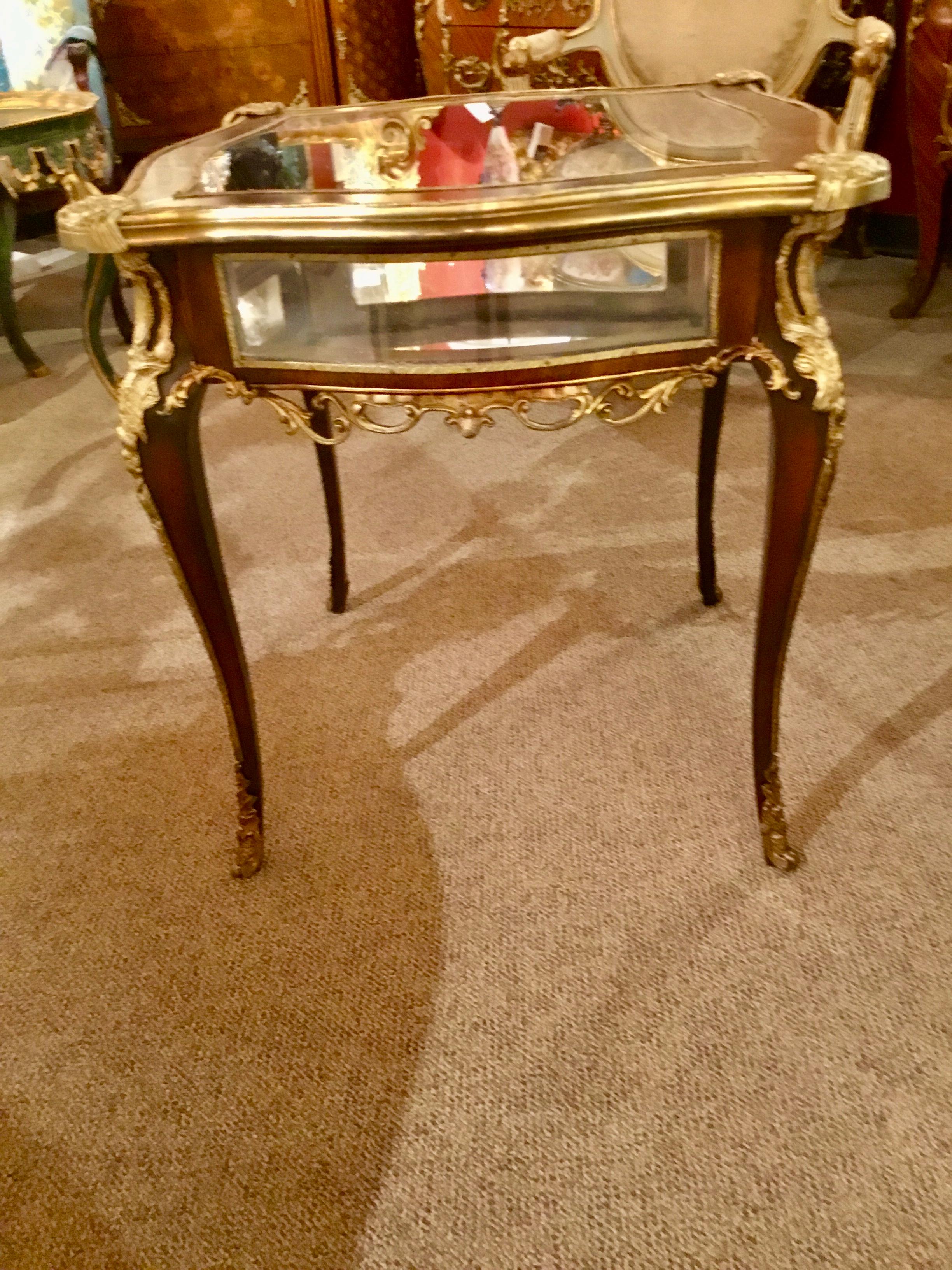 Vitrine/Display-Tisch im Stil von Louis XV. mit Beschlägen aus vergoldeter Bronze und Glasplatte im Angebot 3