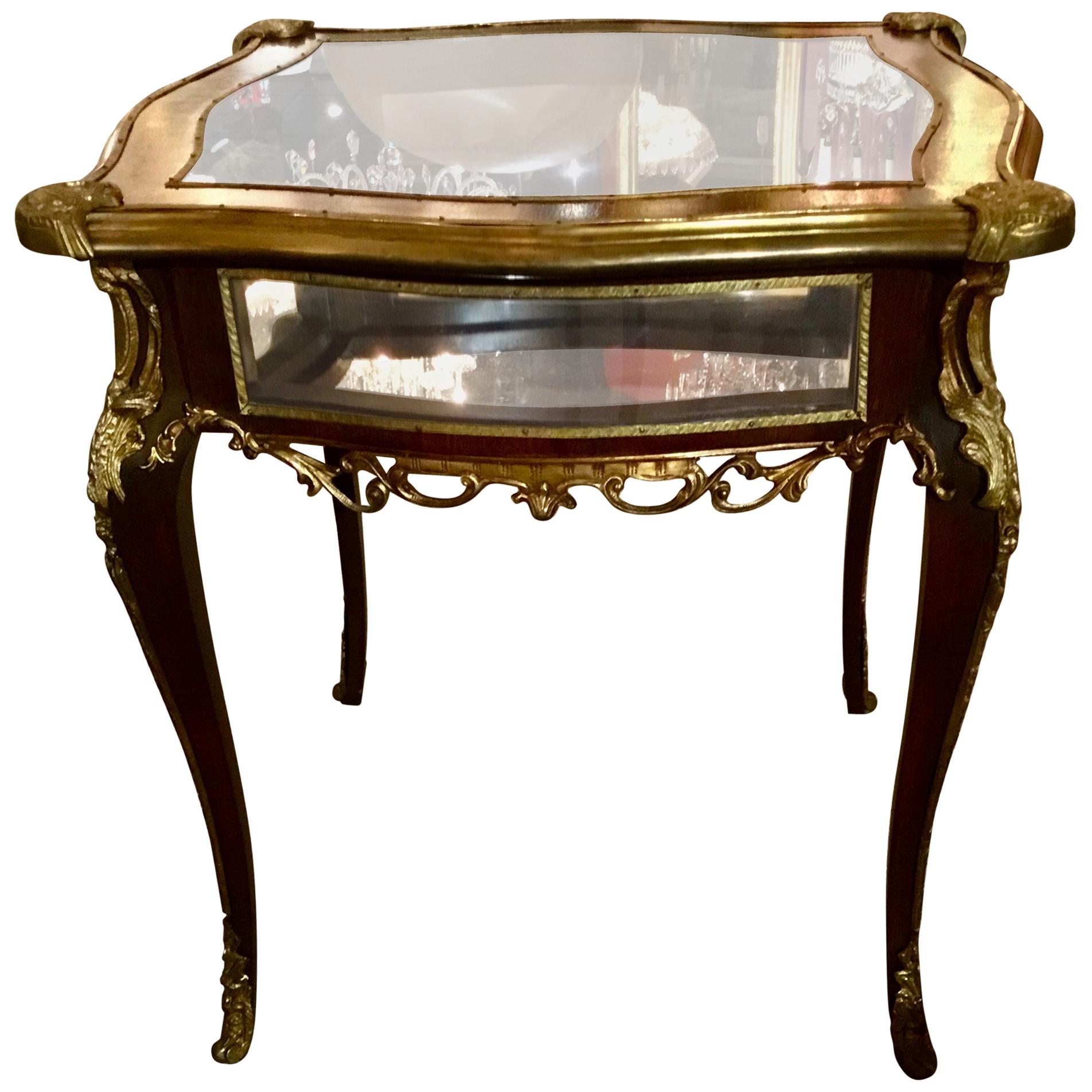 Vitrine/Display-Tisch im Stil von Louis XV. mit Beschlägen aus vergoldeter Bronze und Glasplatte im Angebot