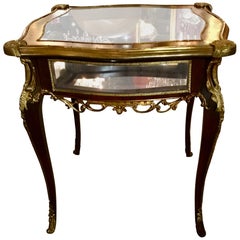 Vitrine/Display-Tisch im Stil von Louis XV. mit Beschlägen aus vergoldeter Bronze und Glasplatte