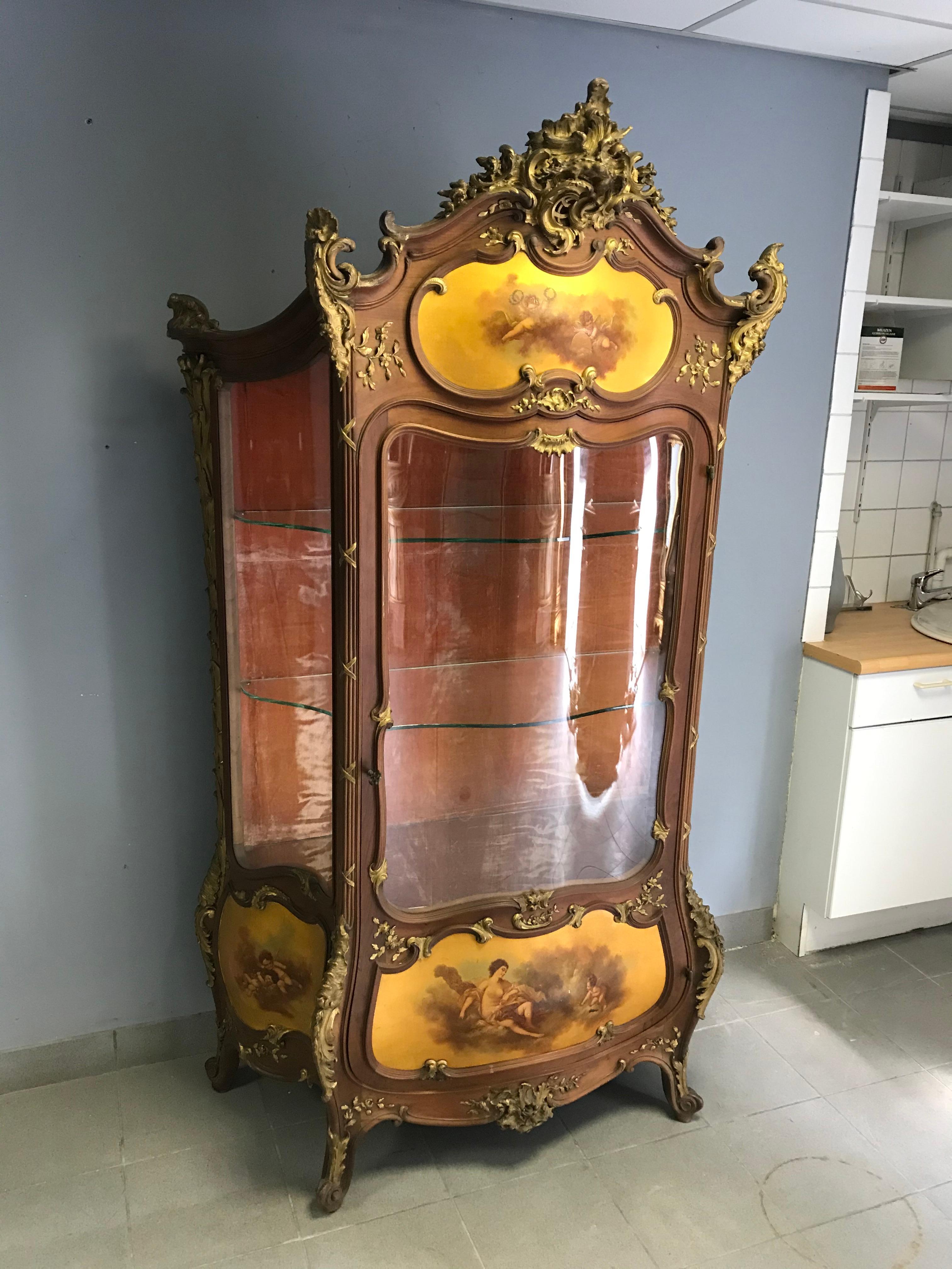 An exceptional Louis XV style 'Vernis Martin' display cabinet, sculpted wood. Circa 1900.

Hand-painted ''Vernis Martin'' decor with an image of Angels and Putti.

Signed on the inside of the lock 