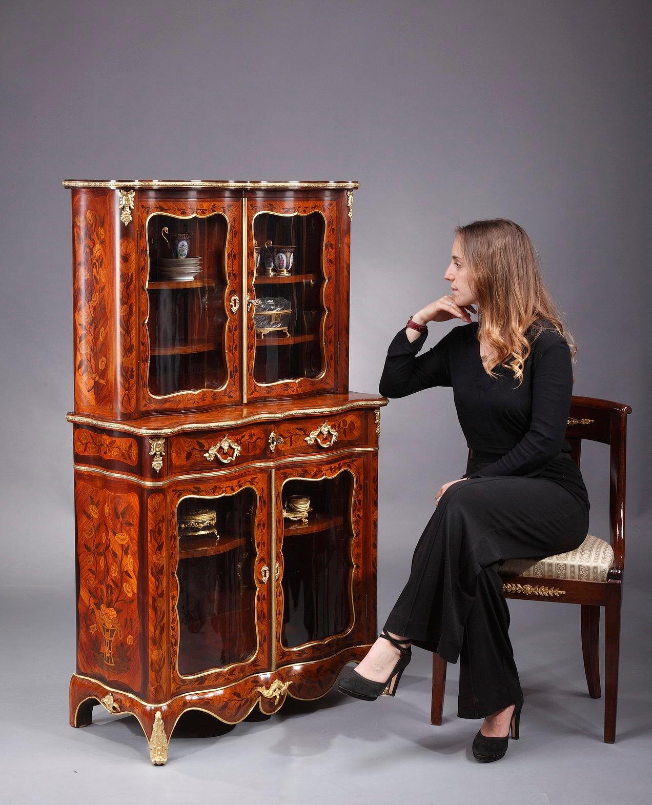 Louis XV-Style Vitrine with Marquetry Decoration For Sale 13