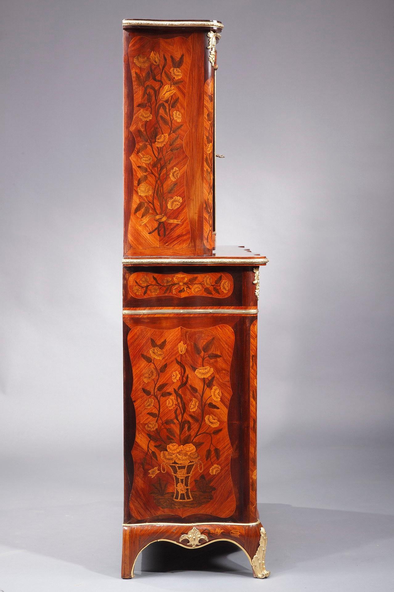 Louis XV-Style Vitrine with Marquetry Decoration For Sale 1