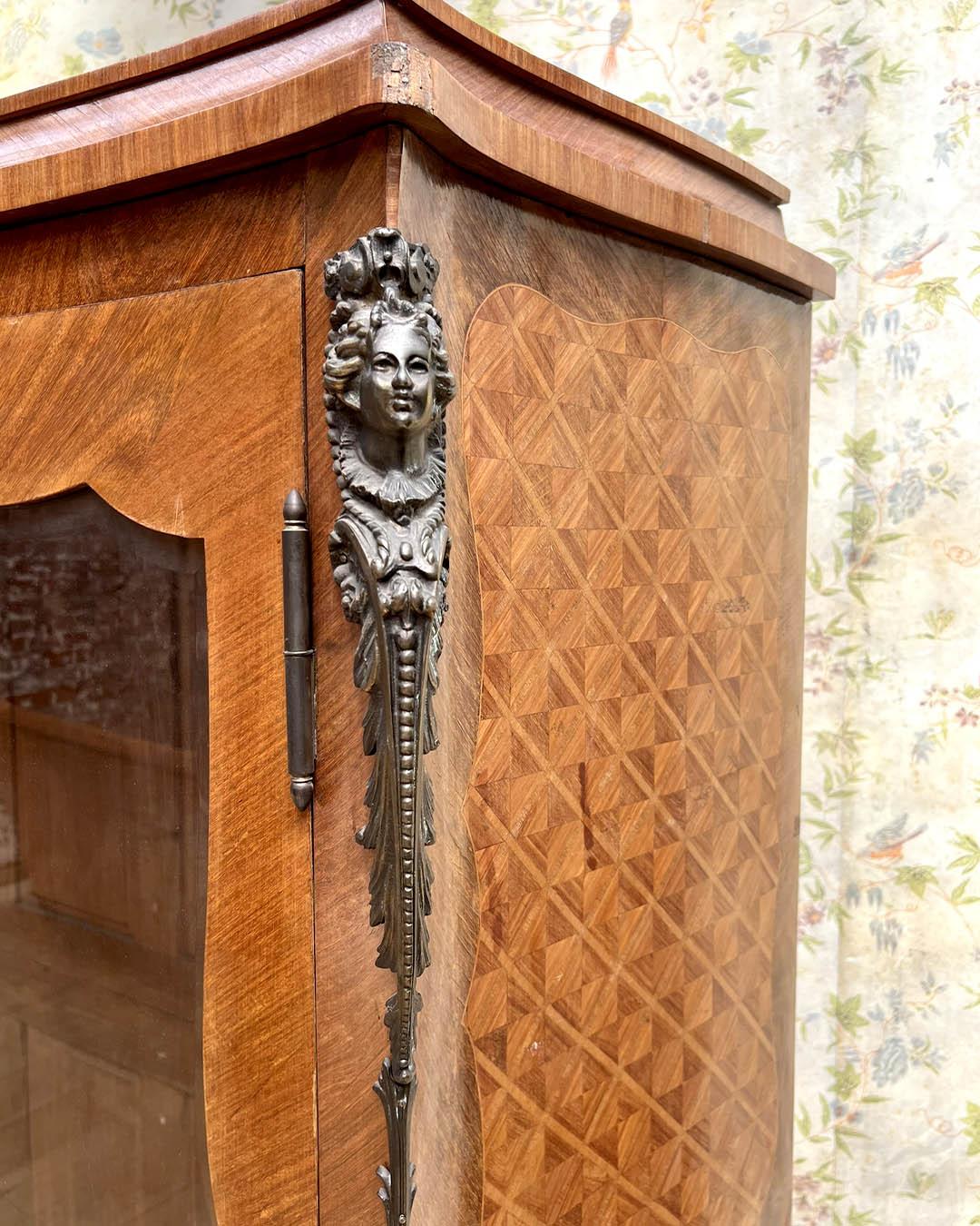 Vitrina Estilo Luis XV con Bronces Originales - Siglo XIX en Bueno estado para la venta en TOURCOING, FR