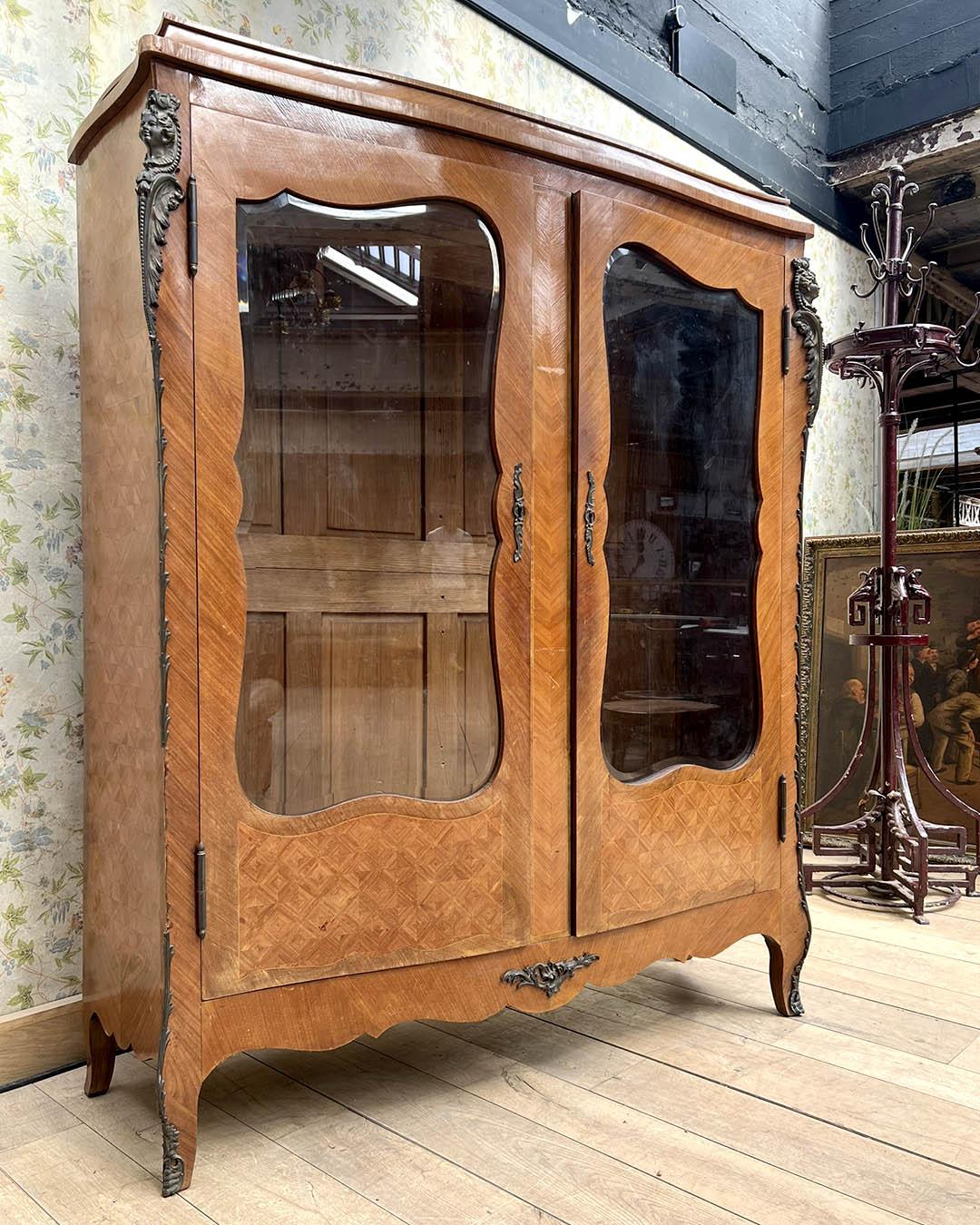 Vitrina Estilo Luis XV con Bronces Originales - Siglo XIX en venta 2