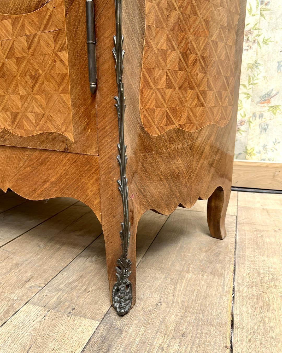 Vitrina Estilo Luis XV con Bronces Originales - Siglo XIX en venta 4