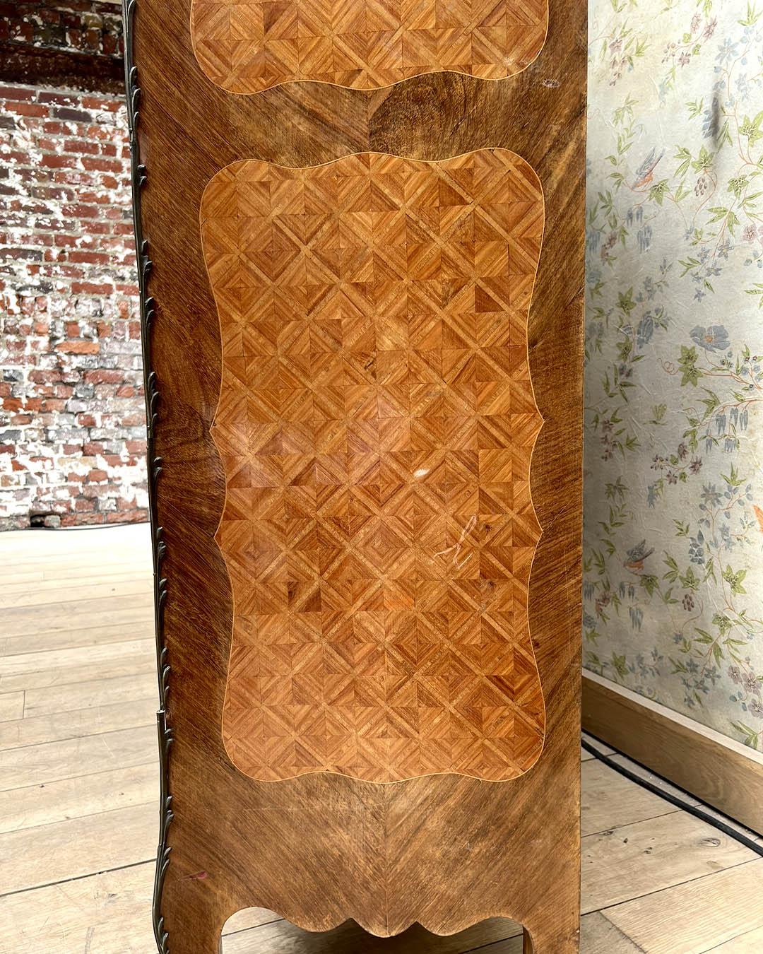 Vitrina Estilo Luis XV con Bronces Originales - Siglo XIX en venta 5