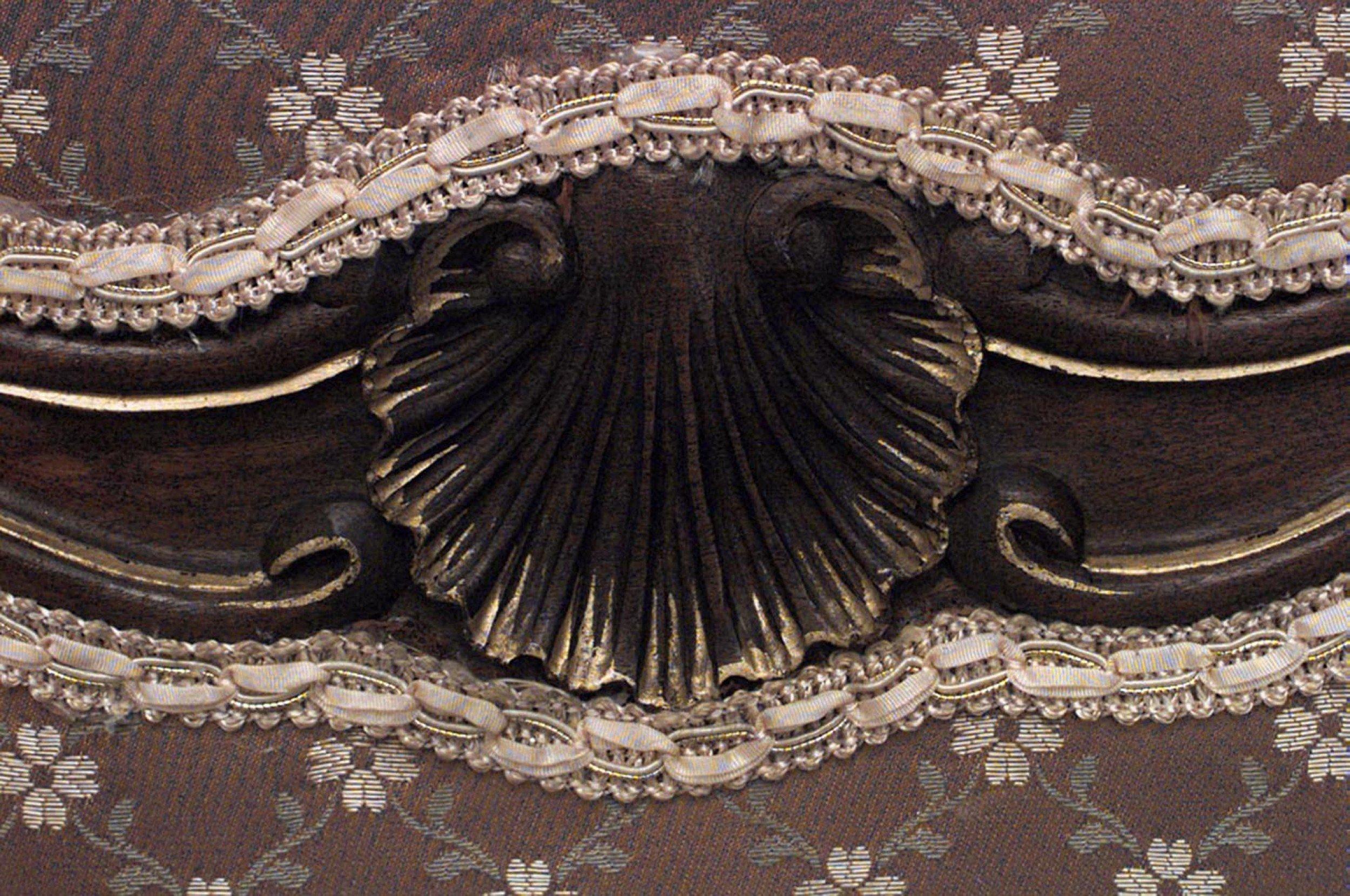 Paravento francese a tre pieghe in stile Luigi XV (19/20° secolo) in noce con piano floreale intagliato e pannelli imbottiti di colore rosa.