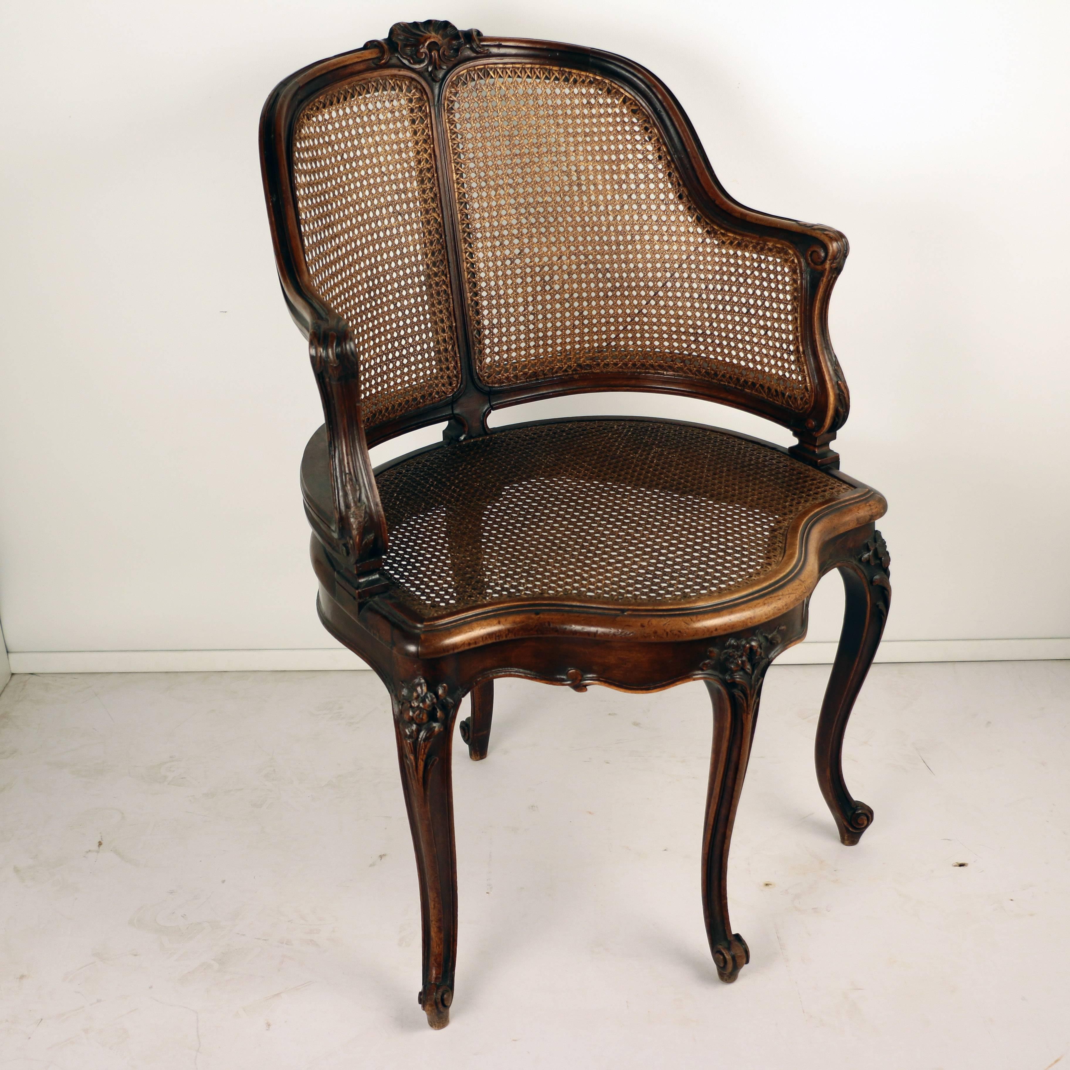 Français Bergère provinciale française de style Louis XV en noyer et cannage en vente