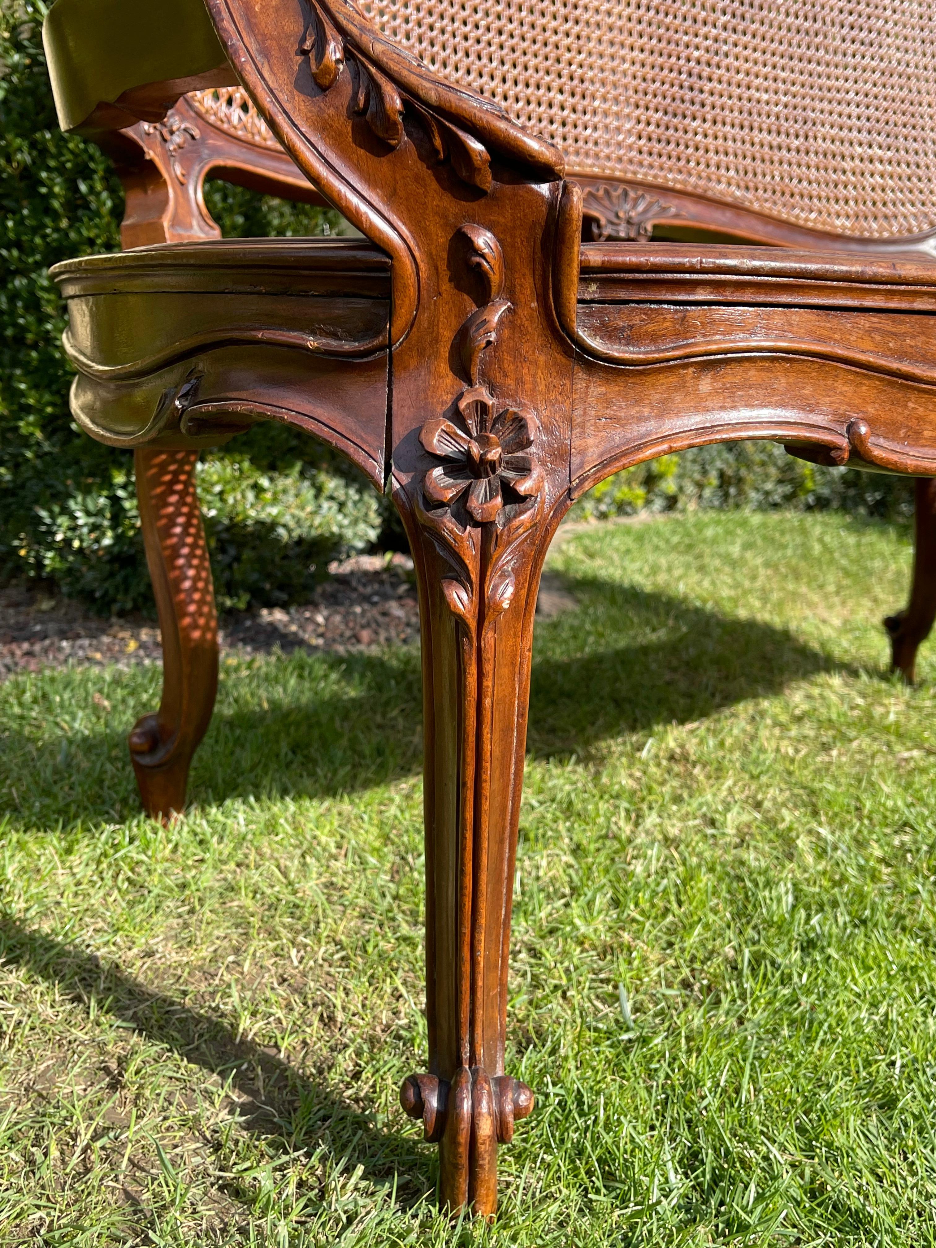 Divano in stile Louis XV, noce e canne, XIX secolo 1