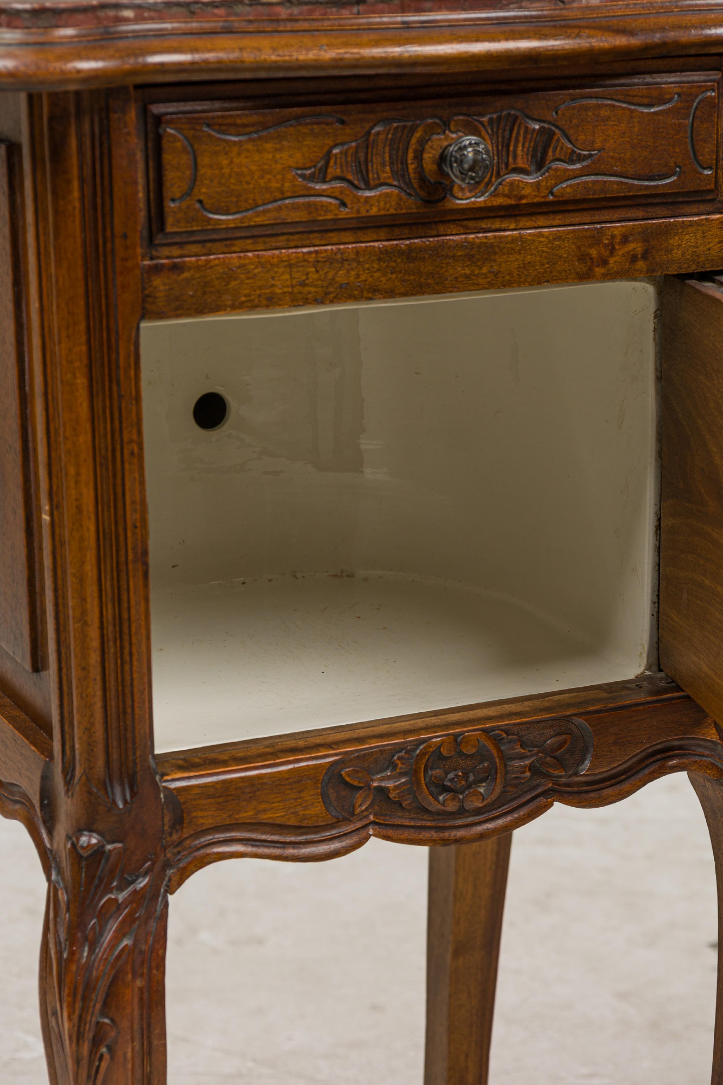 Louis XV style walnut bedside commode For Sale 5