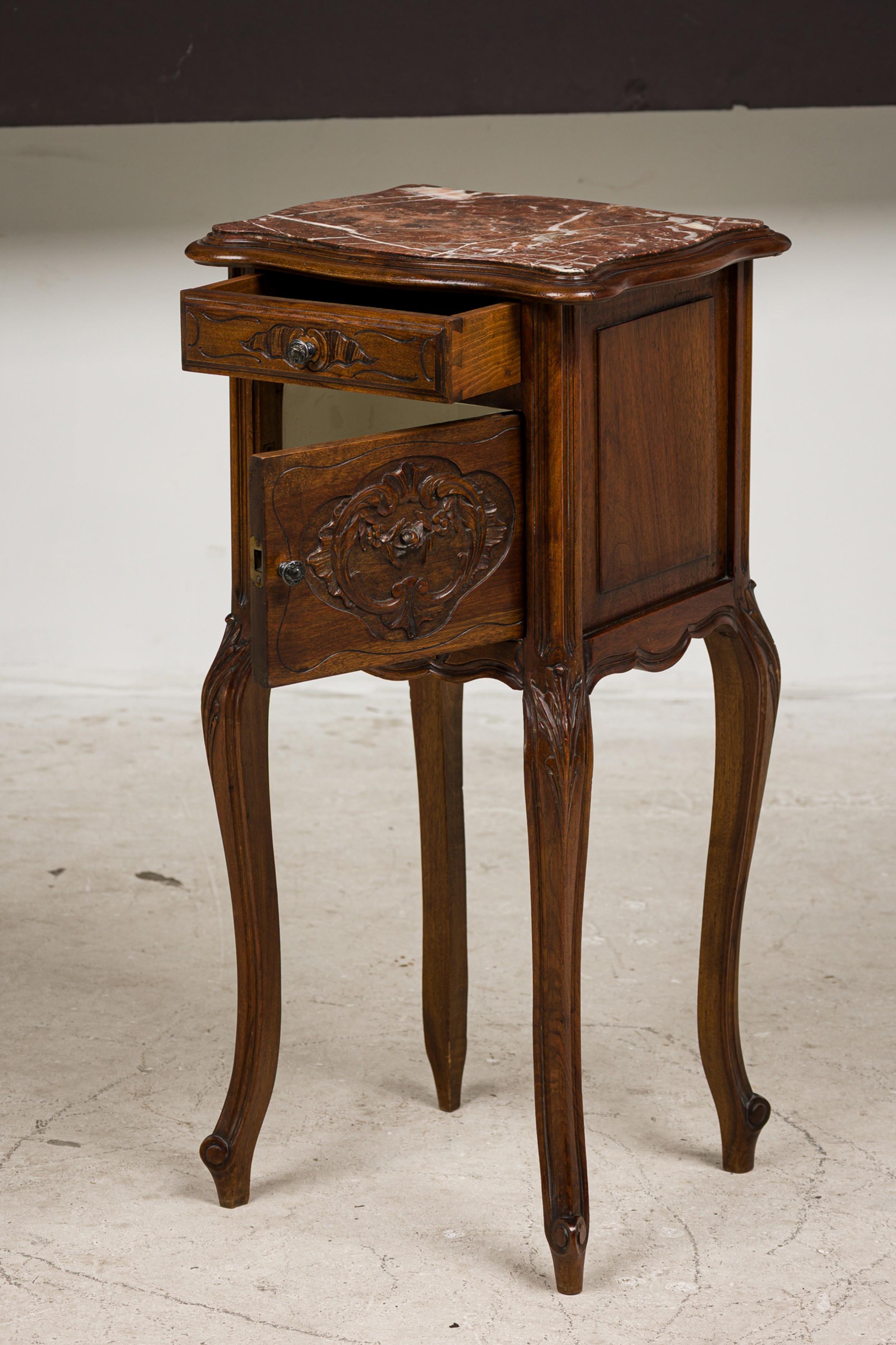 Louis XV style walnut bedside commode In Good Condition For Sale In Queens, NY