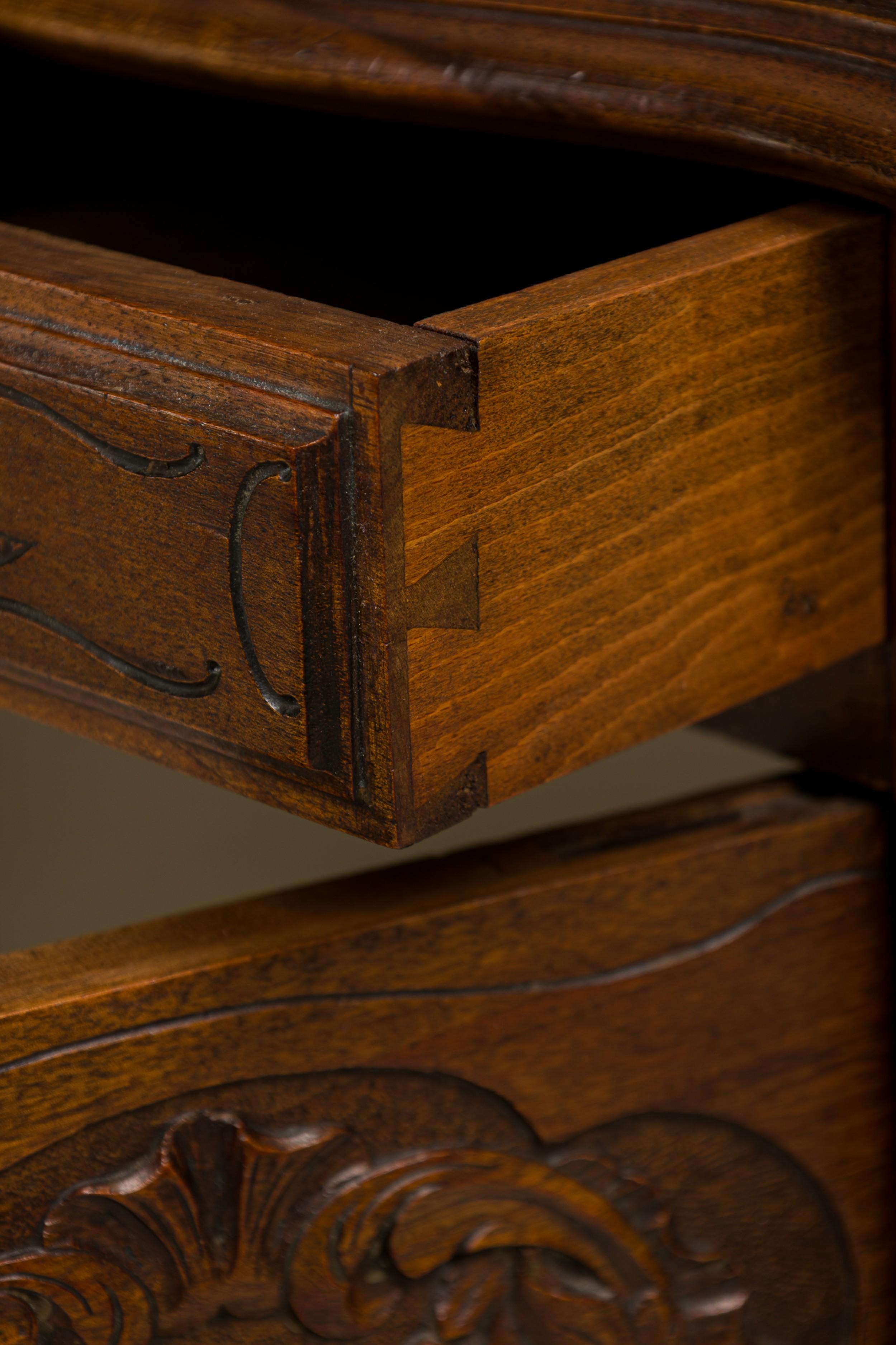 18th Century and Earlier Louis XV style walnut bedside commode For Sale