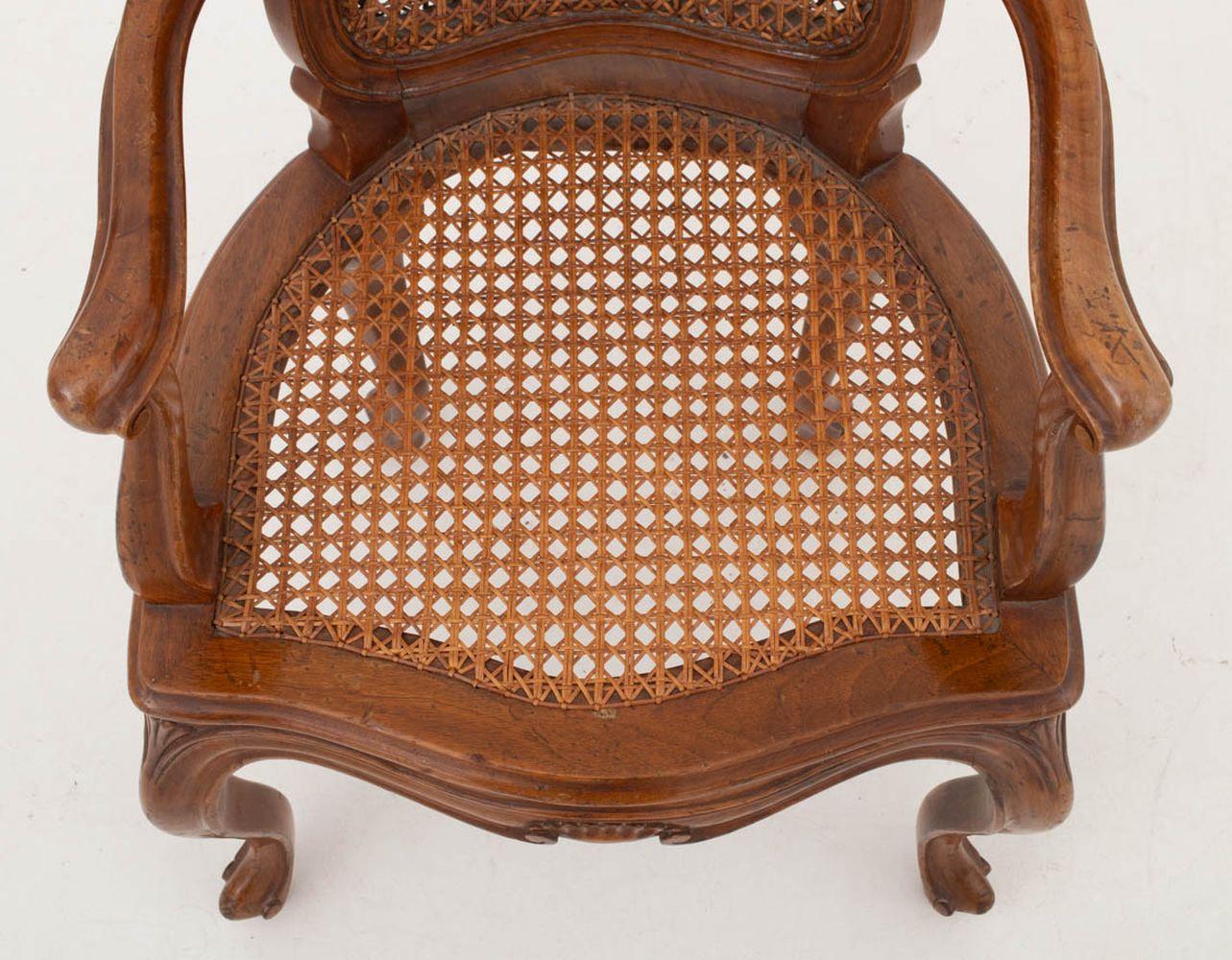 Fauteuil infantil de nogal estilo Luis XV en venta 4
